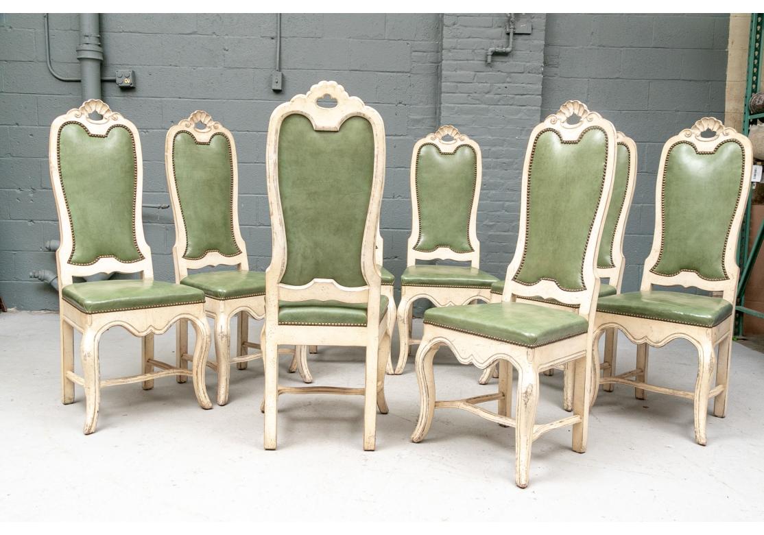 20ième siècle Ensemble de 8 chaises de salle à manger en bois fruitier décoré de peinture crème avec faux cuir vert en vente