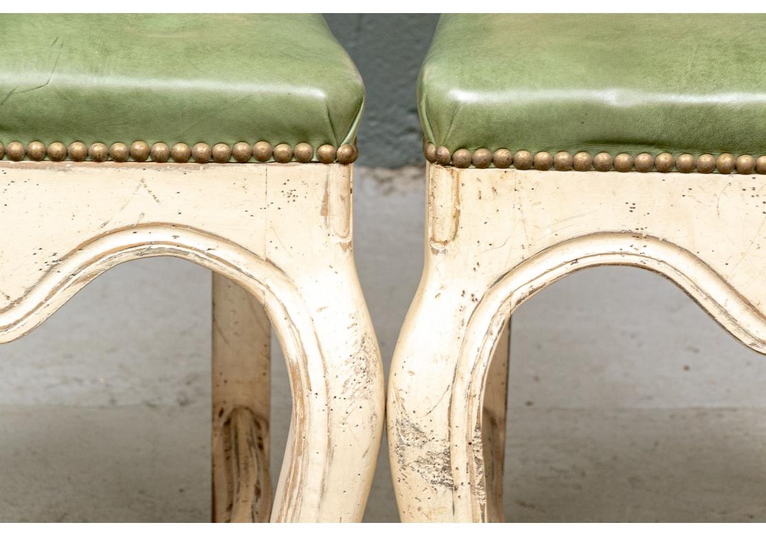 Imitation cuir Ensemble de 8 chaises de salle à manger en bois fruitier décoré de peinture crème avec faux cuir vert en vente