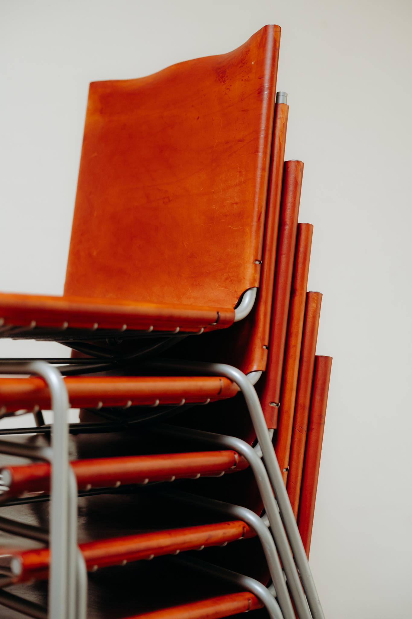 8 stühle mit gekreuzten beinen aus rotem leder von Fabian Van Severen im Angebot 5