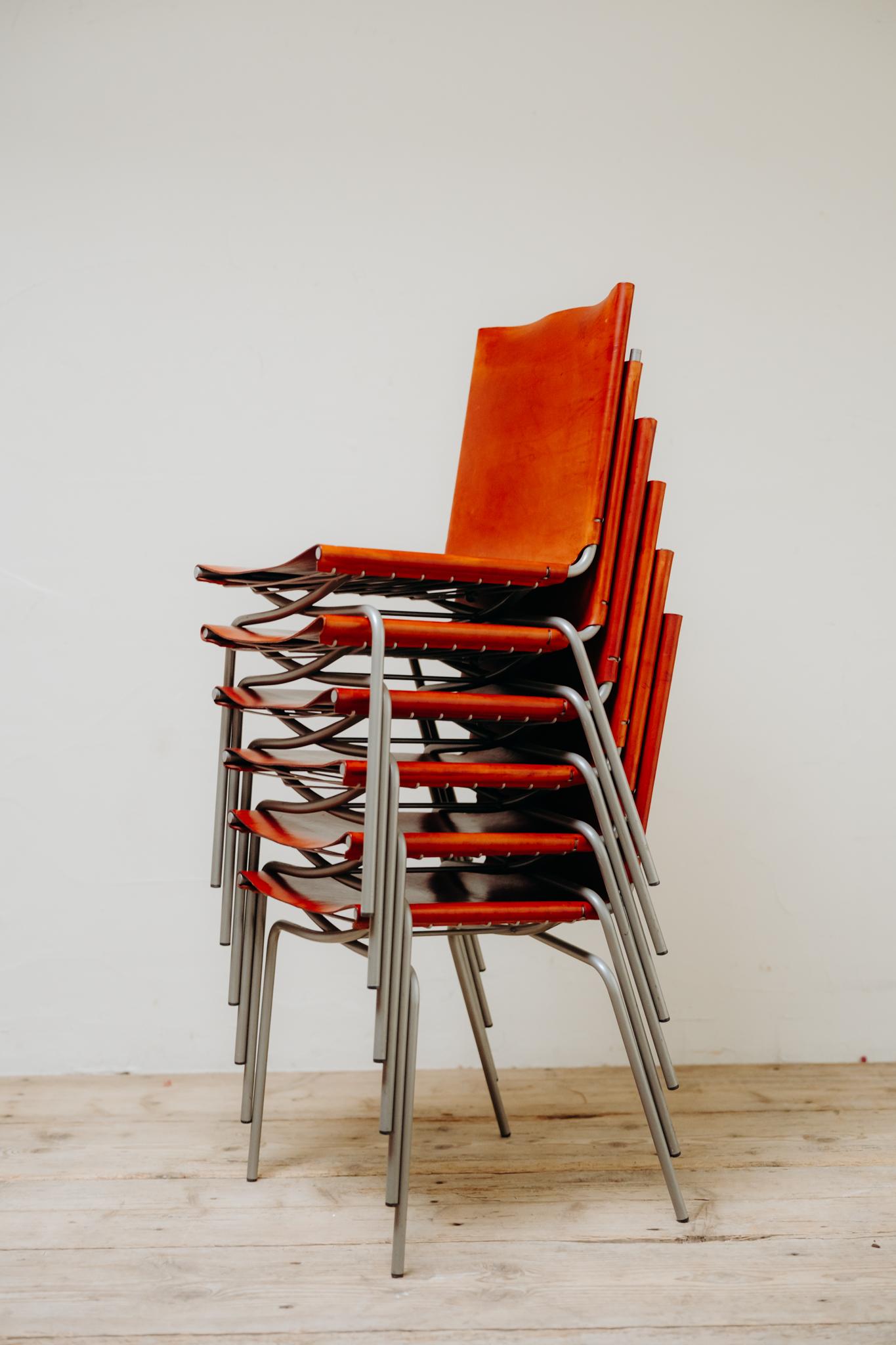 8 stühle mit gekreuzten beinen aus rotem leder von Fabian Van Severen im Angebot 8