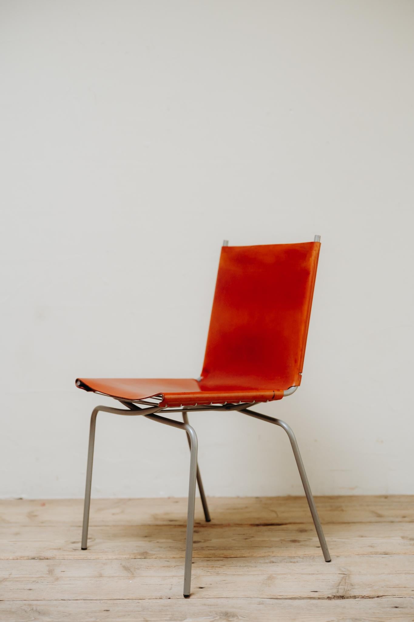 8 stühle mit gekreuzten beinen aus rotem leder von Fabian Van Severen im Angebot 9