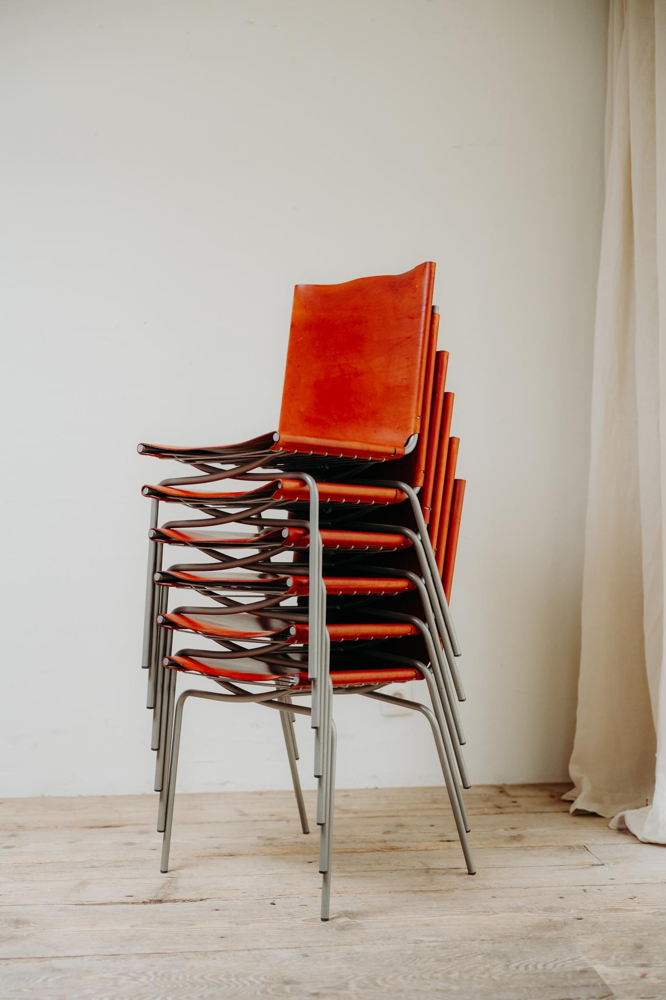 8 Stühle Fabiaan van Severen, Esszimmerstühle, rotes Leder, Stahlrohr, Spitze, Belgien 1997
Selten zu finden diese Stühle in rotem Leder, große Farbe, schöne Patina ! 
Diese Stühle sind in gutem gebrauchten Zustand. Der Preis gilt für einen Satz von