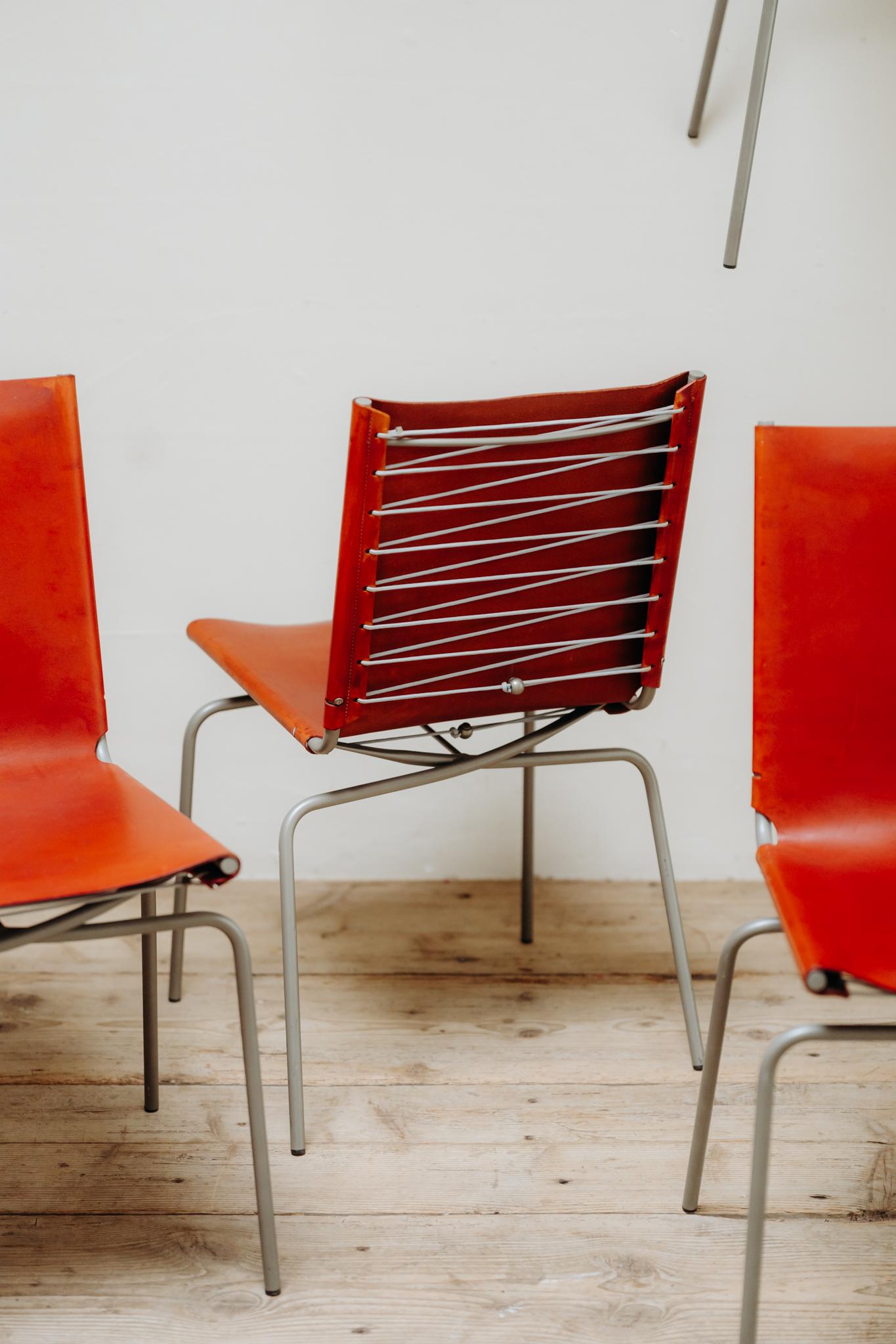 8 stühle mit gekreuzten beinen aus rotem leder von Fabian Van Severen (Belgisch) im Angebot