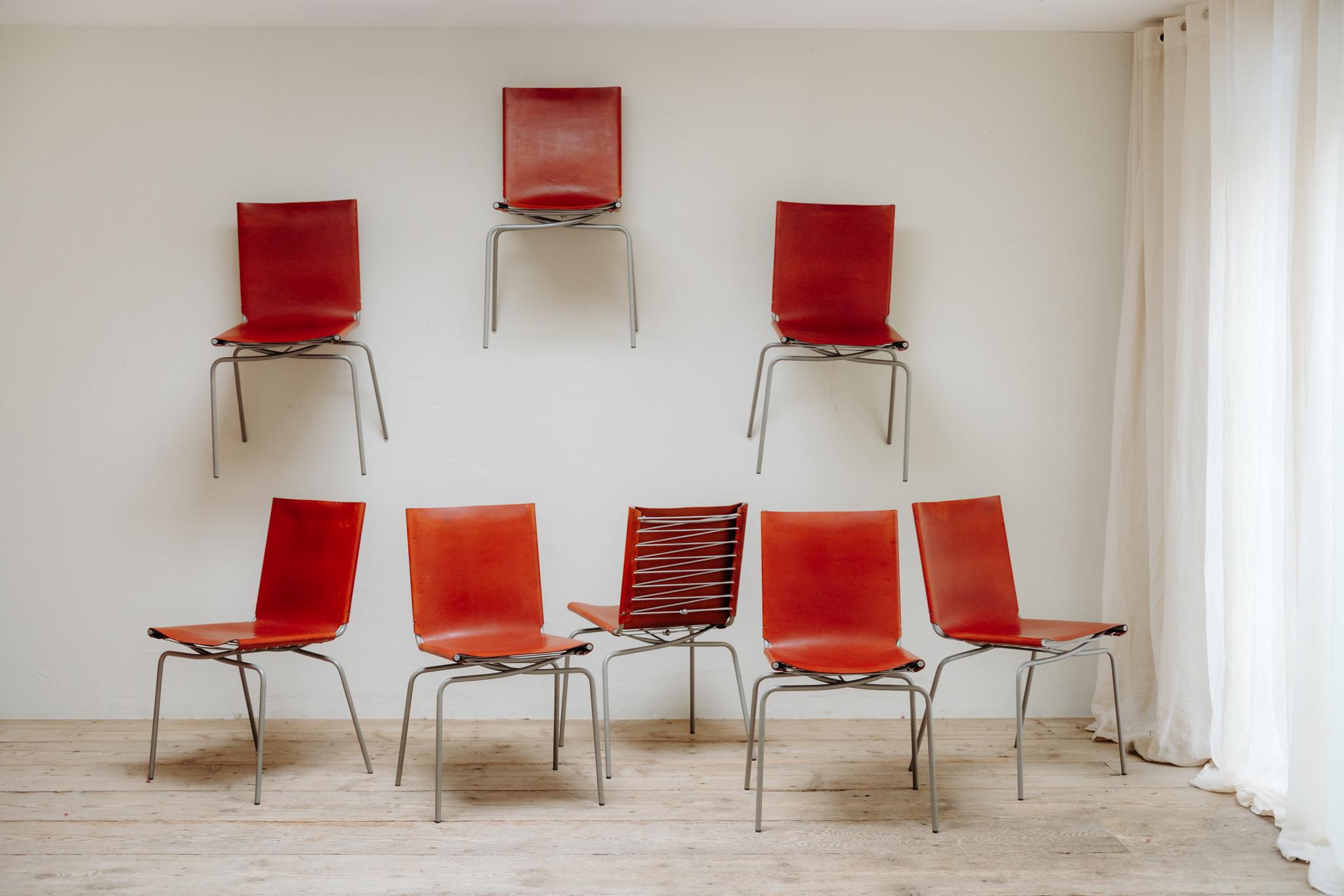 8 stühle mit gekreuzten beinen aus rotem leder von Fabian Van Severen im Zustand „Gut“ im Angebot in Brecht, BE
