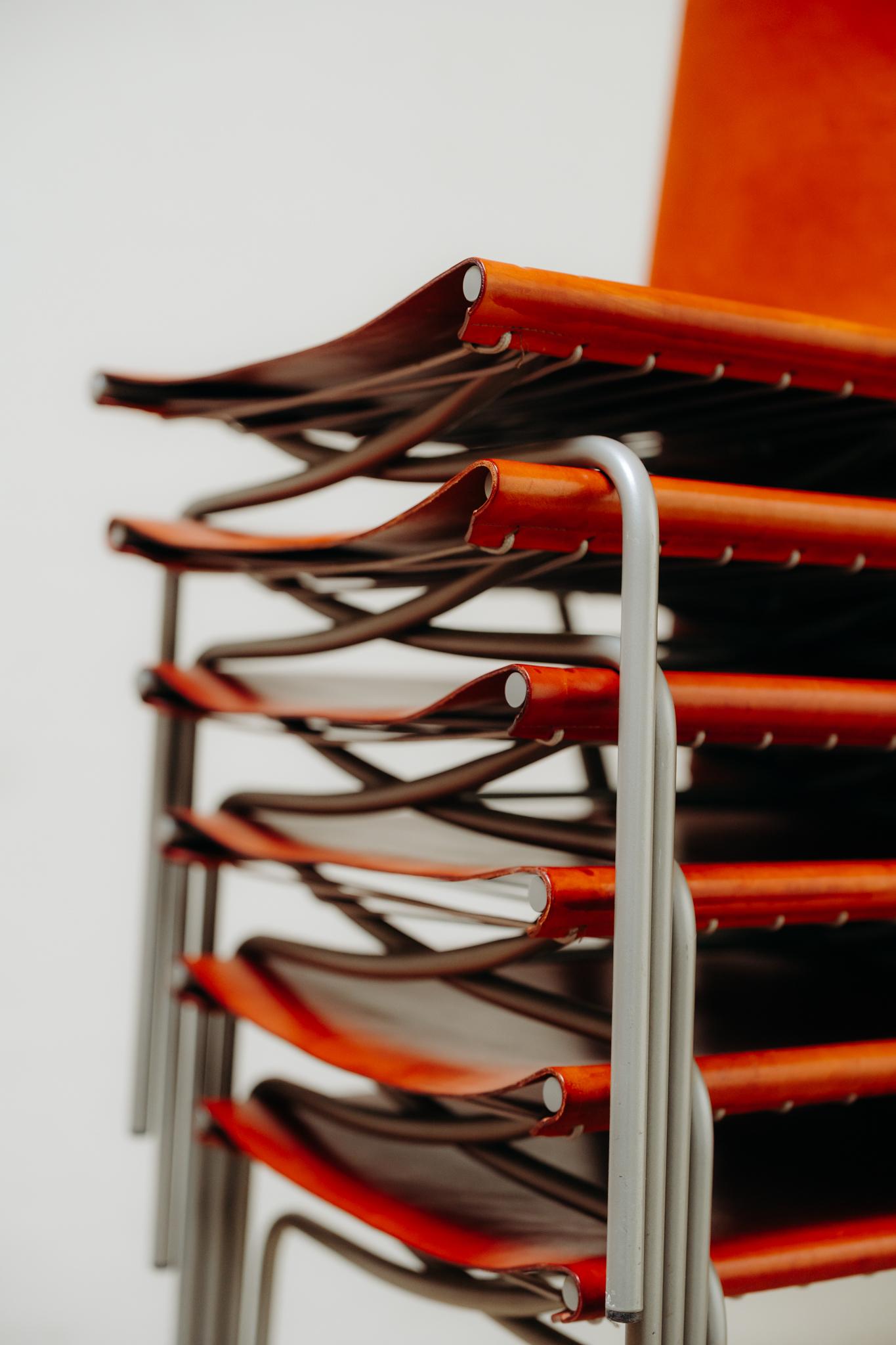 8 stühle mit gekreuzten beinen aus rotem leder von Fabian Van Severen (20. Jahrhundert) im Angebot