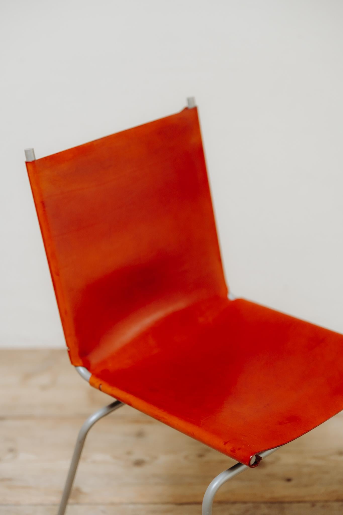 8 stühle mit gekreuzten beinen aus rotem leder von Fabian Van Severen im Angebot 1