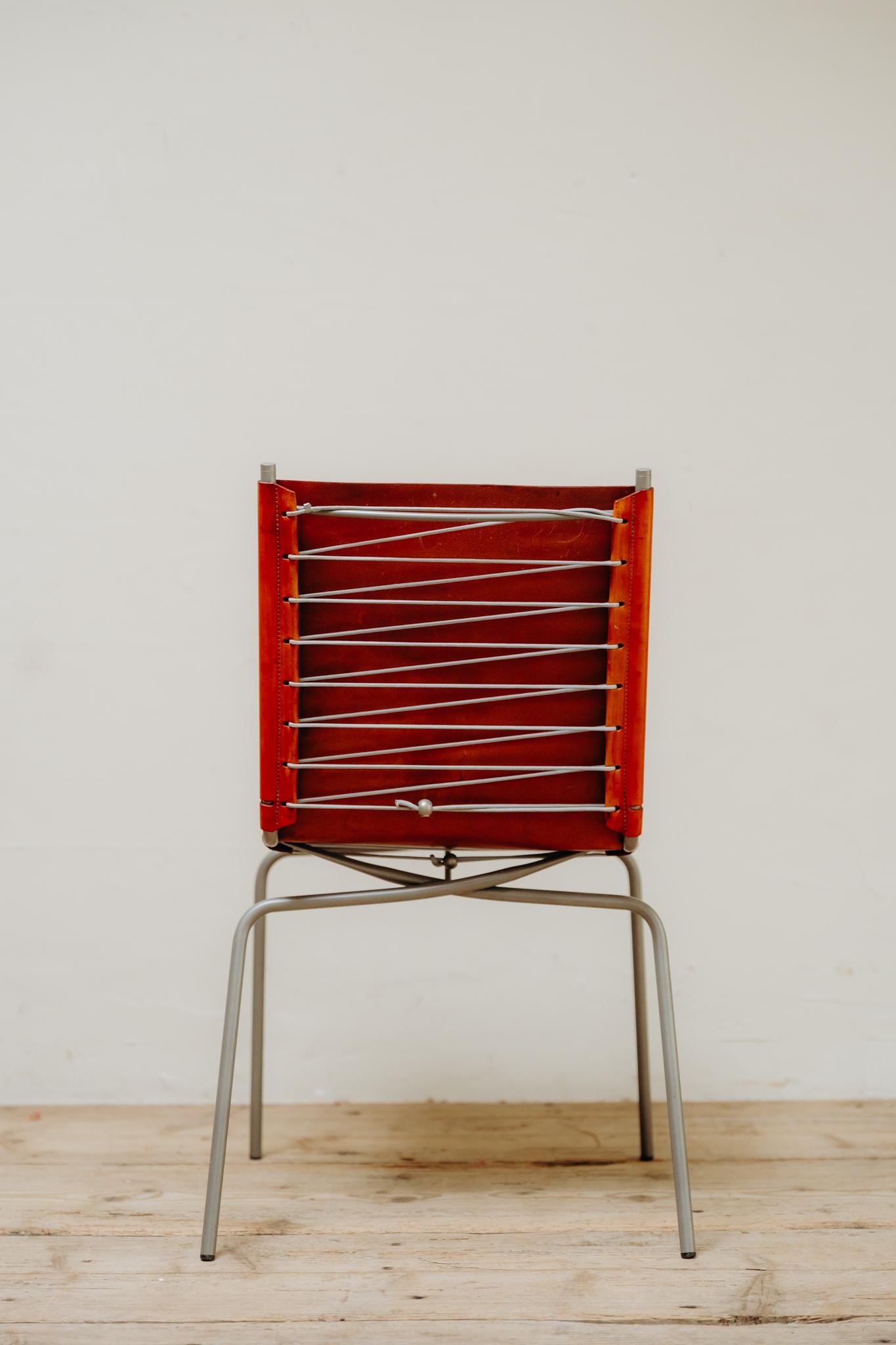 8 stühle mit gekreuzten beinen aus rotem leder von Fabian Van Severen im Angebot 2