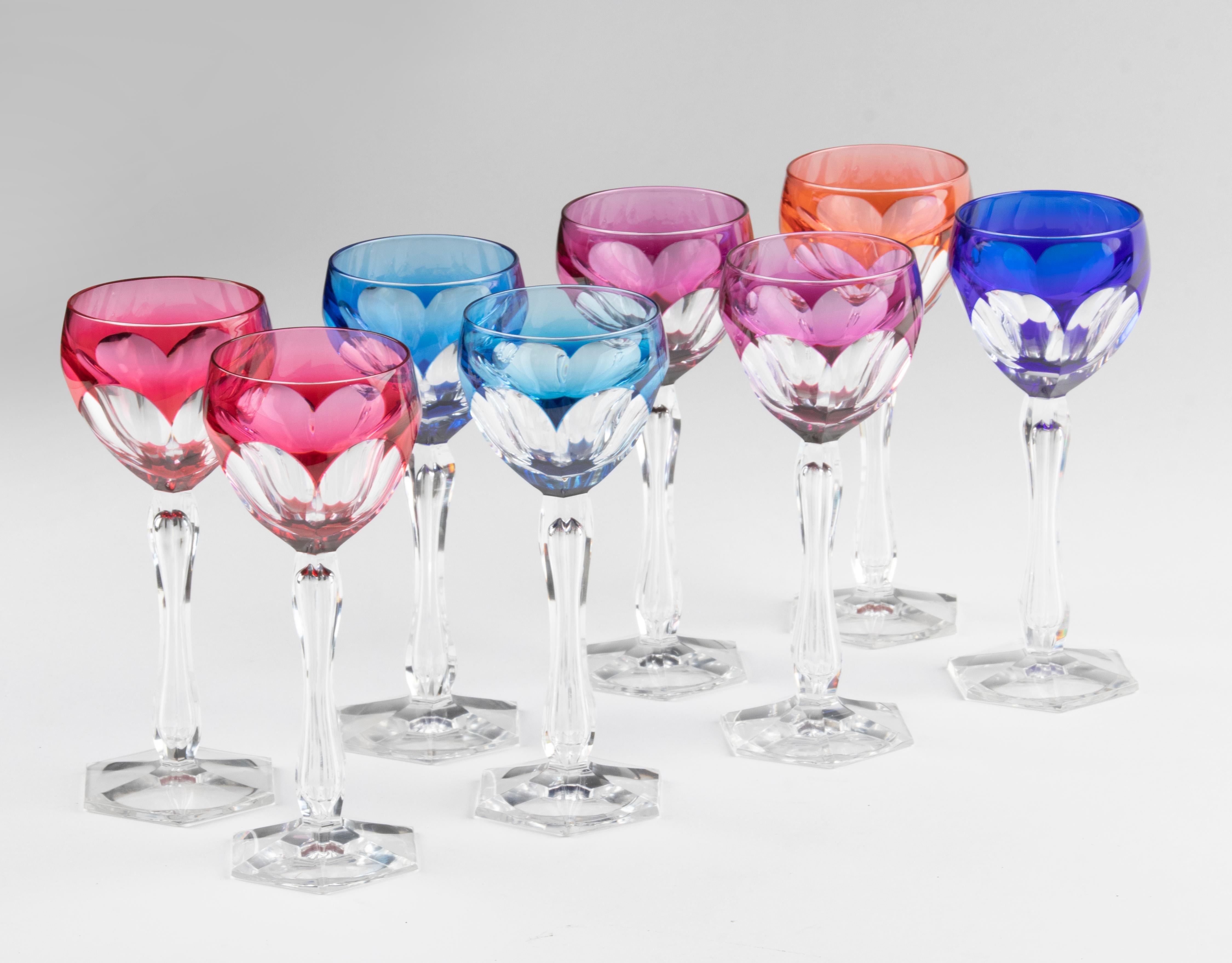 Satz von 8 kristallfarbenen Weingläsern, hergestellt von Val Saint Lambert im Angebot 2