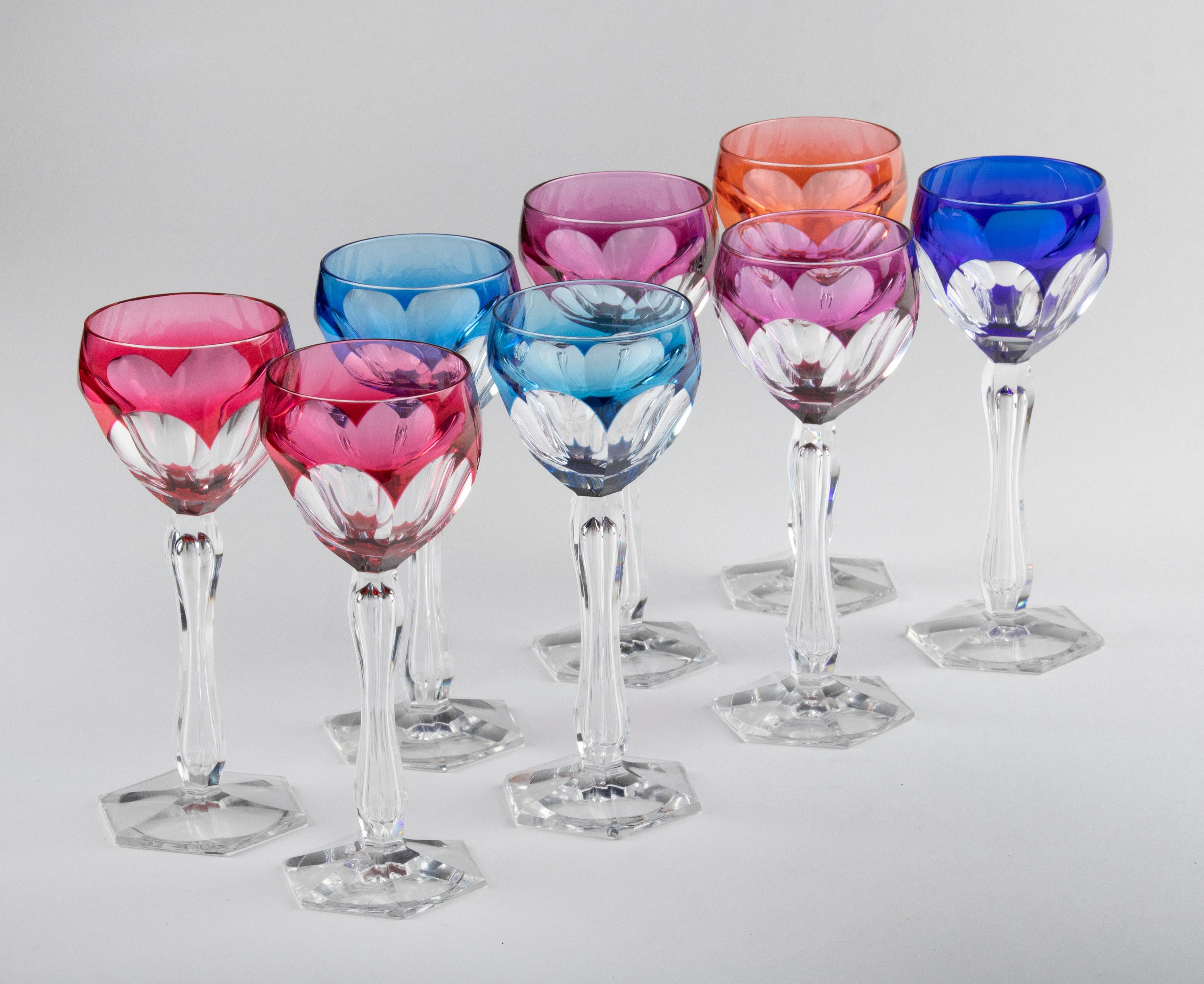 Wunderschönes Set aus 8 farbigen Kristallgläsern, hergestellt vom belgischen Hersteller Val Saint Lambert. Die Gläser haben eine tiefe, klare Farbe und schöne Schliffe. Die Innenseite des Stiels ist hübsch verziert. Die Gläser sind nicht