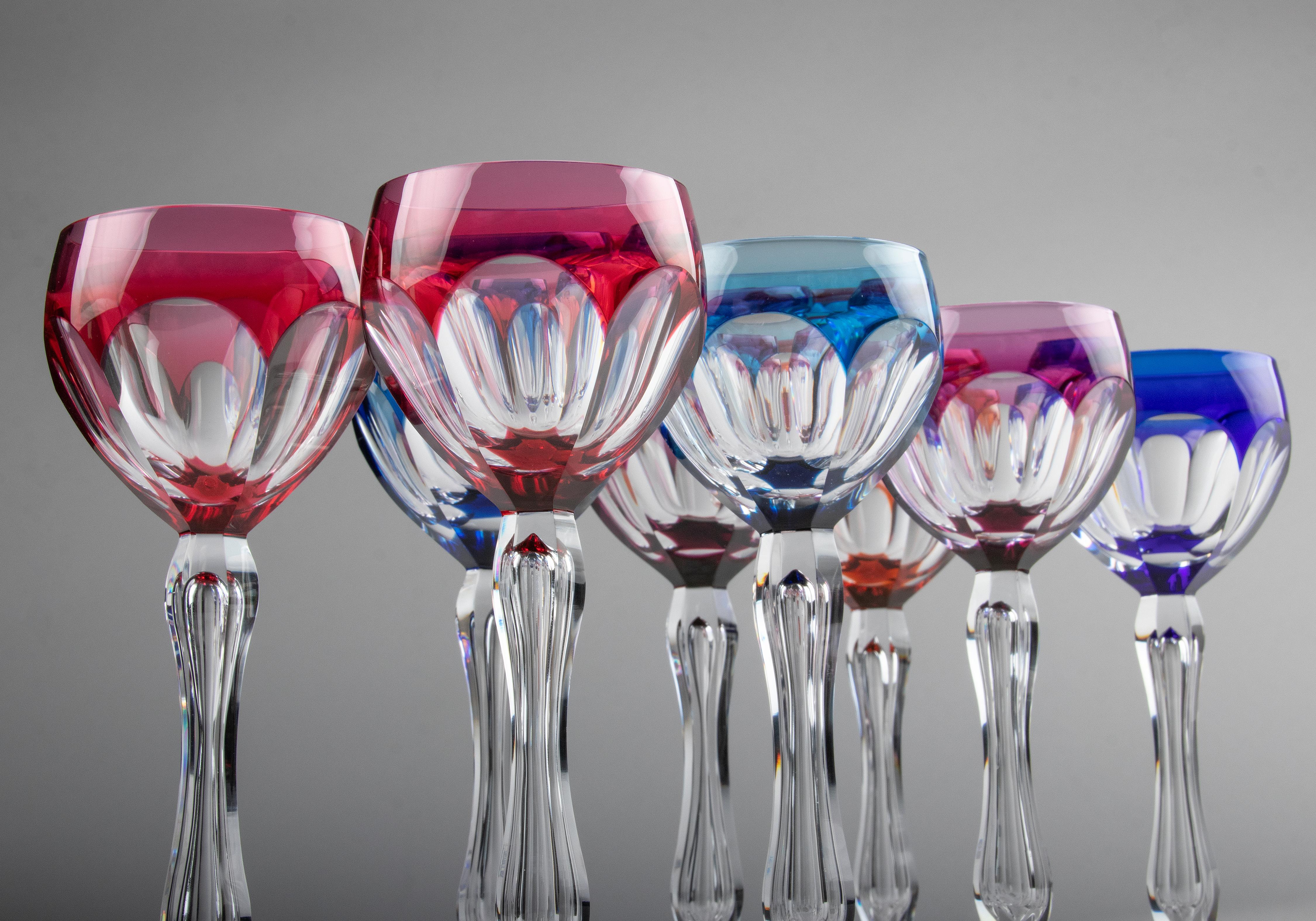 Mid-Century Modern Ensemble de 8 verres à vin de couleur cristal fabriqués par le Val Saint Lambert en vente