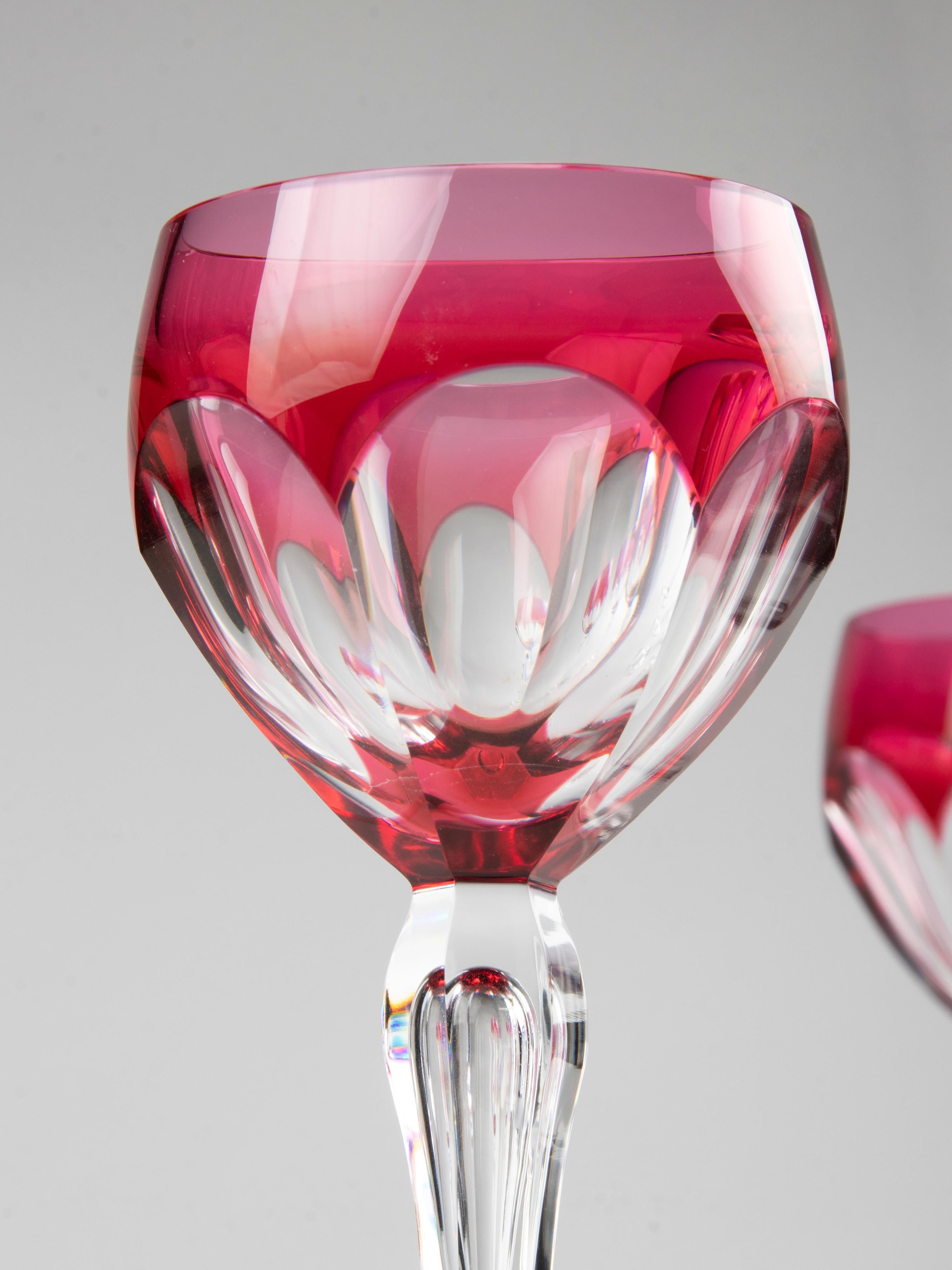 Belge Ensemble de 8 verres à vin de couleur cristal fabriqués par le Val Saint Lambert en vente
