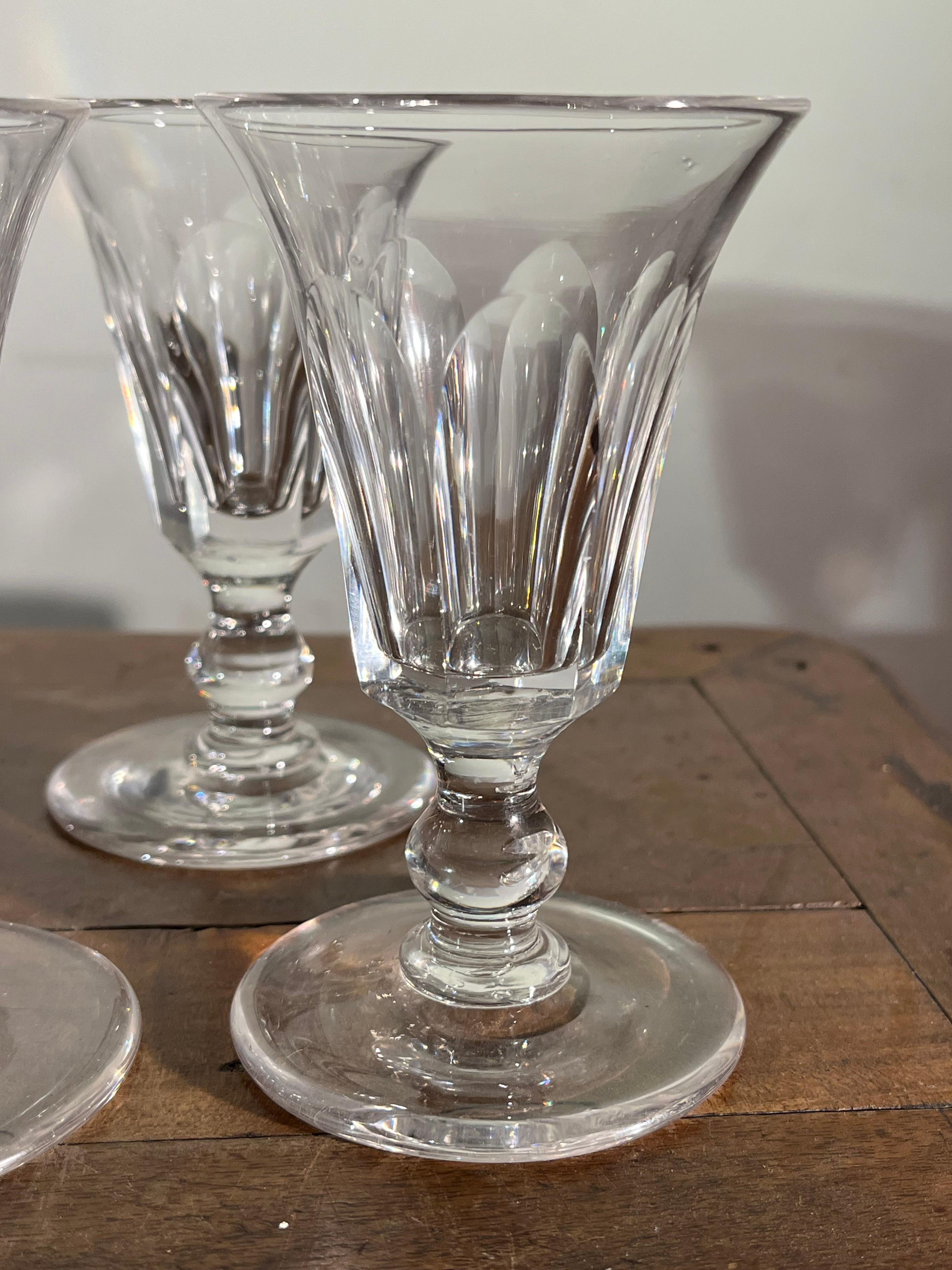 Un bel ensemble de 8 verres à sherry attribués à la verrerie de Saint-Louis en France, vers 1820, soufflés et taillés à la main. La meilleure qualité. 