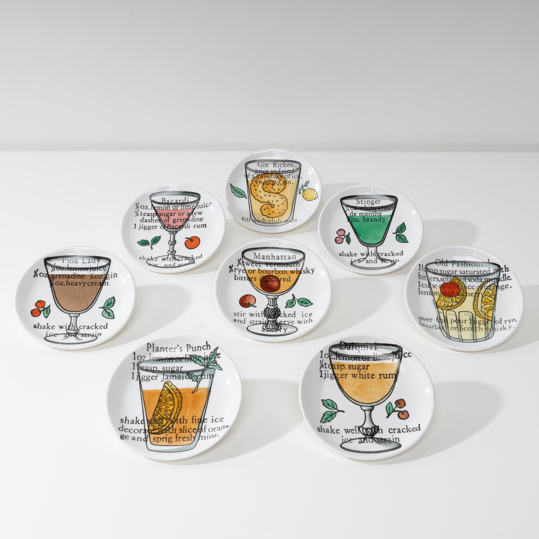 À propos de cet ensemble de 8 tasses ou sous-verres « Cocktails » de Piero Fornasetti
Porcelaine à décor polychrome.
Chaque sous-assiette illustre un cocktail et sa recette.
Chaque couvercle comporte sur la face inférieure la mention «