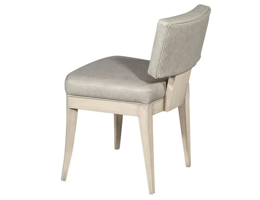 XXIe siècle et contemporain Ensemble de 8 chaises de salle à manger modernes en cuir sur mesure avec finition lavée en vente