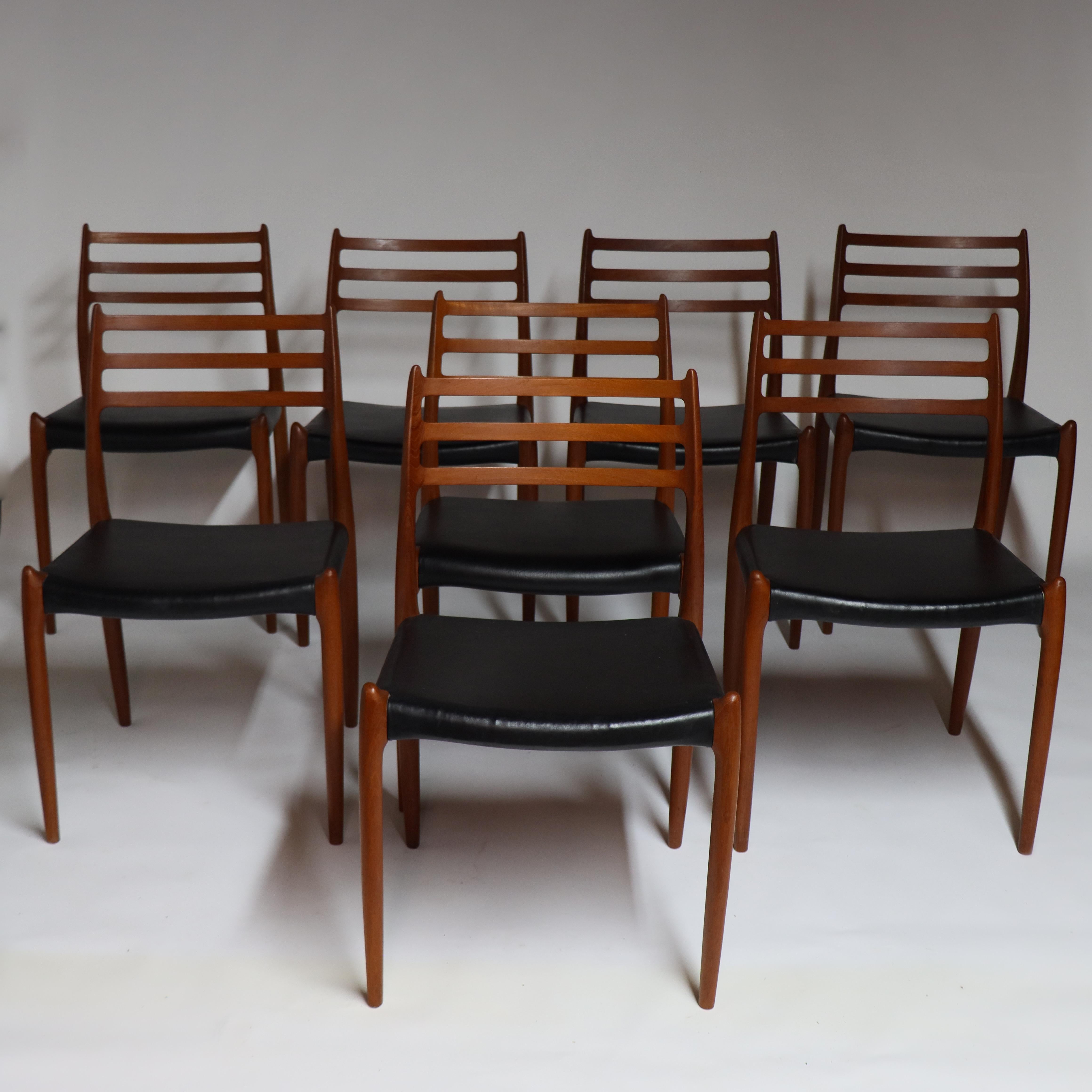 Magnifique ensemble de 8 chaises de salle à manger conçu par Neils O. Møller pour I.L.A. Møller, Danemark - 1962 (Modèle 78)

Ces beaux exemples sont exécutés en teck ancien et ont une couleur magnifique. Le modèle 78 est la chaise la plus