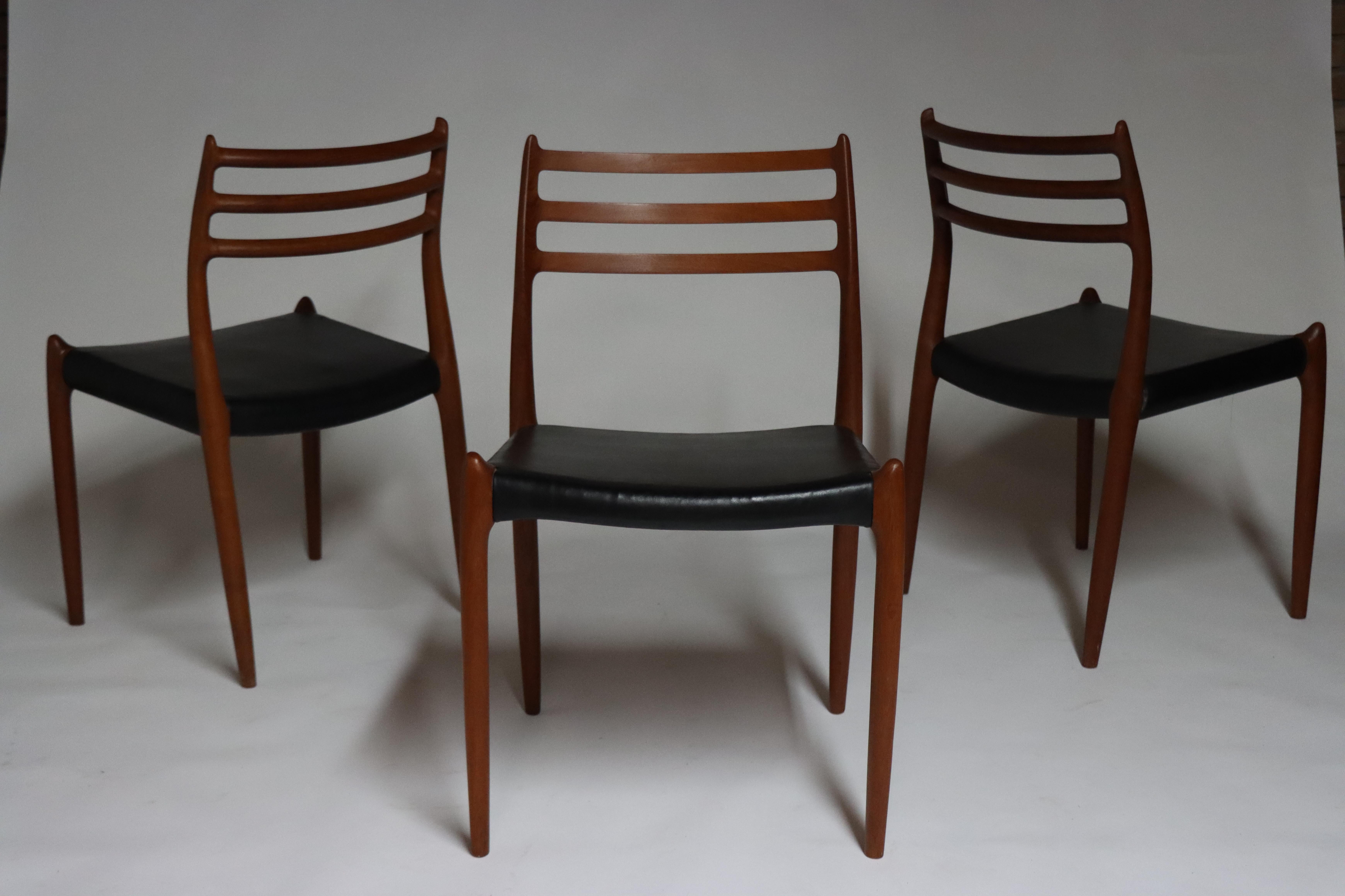 Milieu du XXe siècle Ensemble de 8 chaises de salle à manger danoises par Neils O. Møller, modèle 78 en teck, milieu de siècle en vente