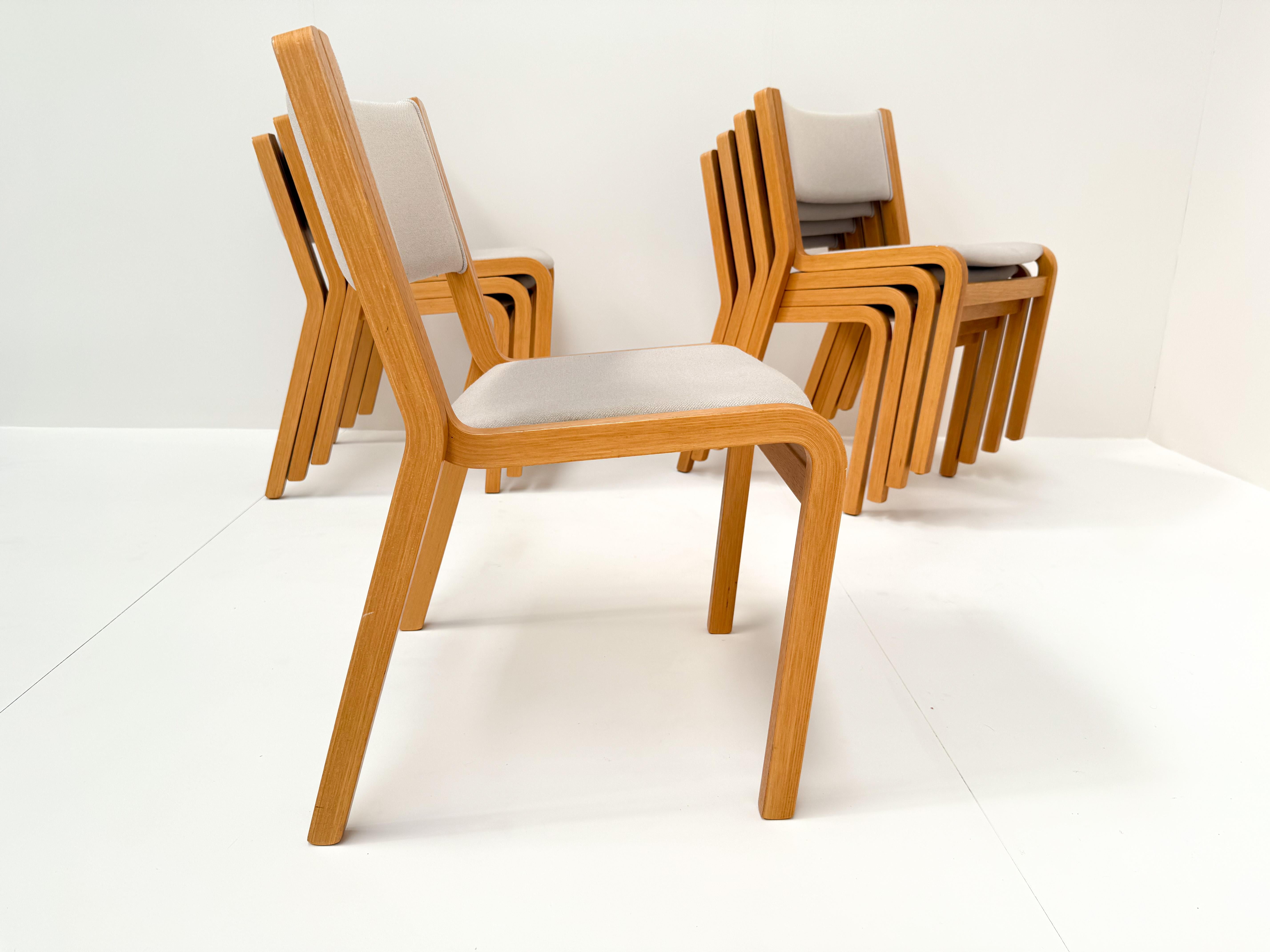 Juego de 8 sillas apilables danesas modernas de madera curvada de haya, años 70 en venta 3