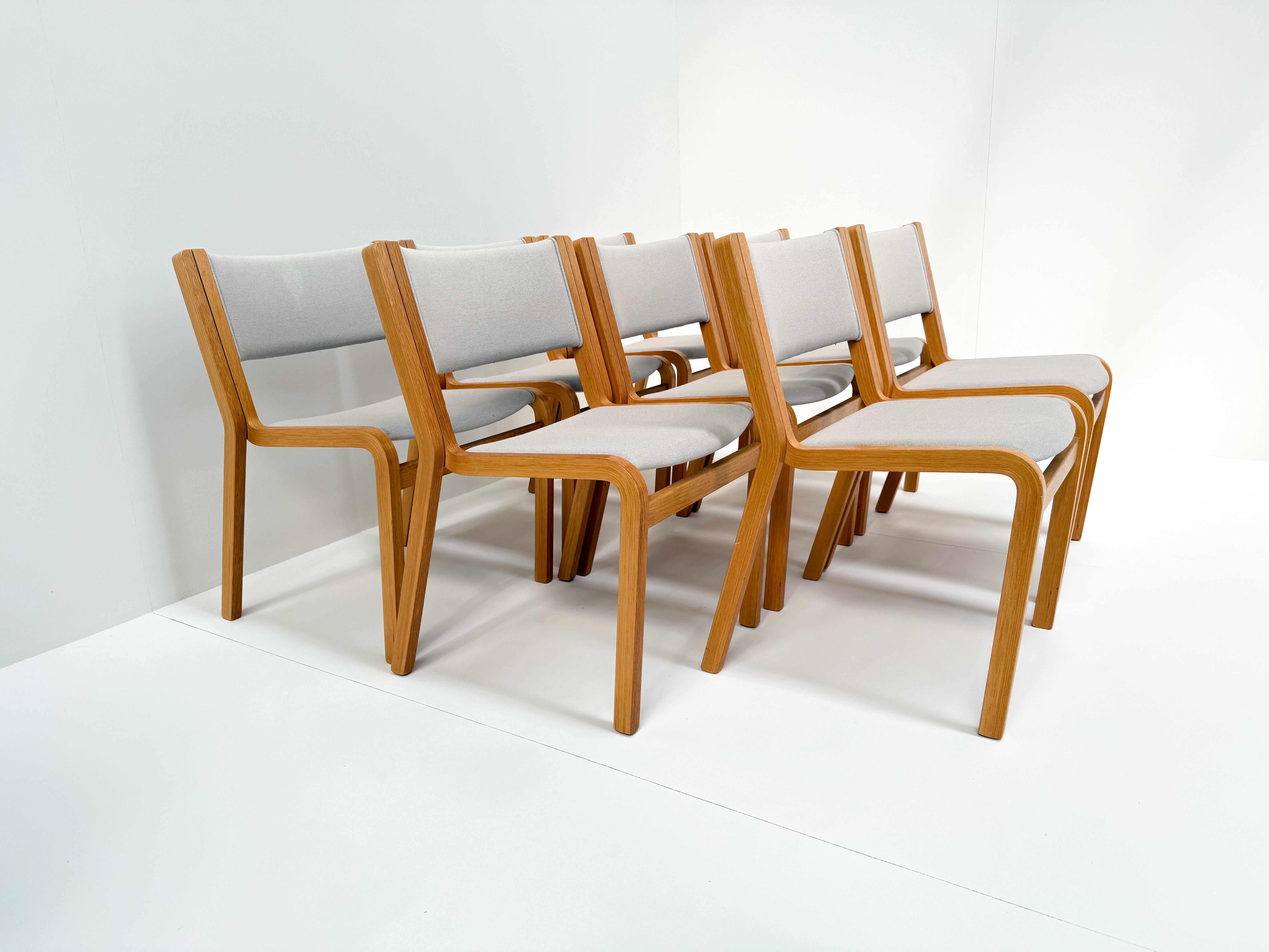 Juego de 8 sillas apilables danesas modernas de madera curvada de haya, años 70 Moderno de mediados de siglo en venta