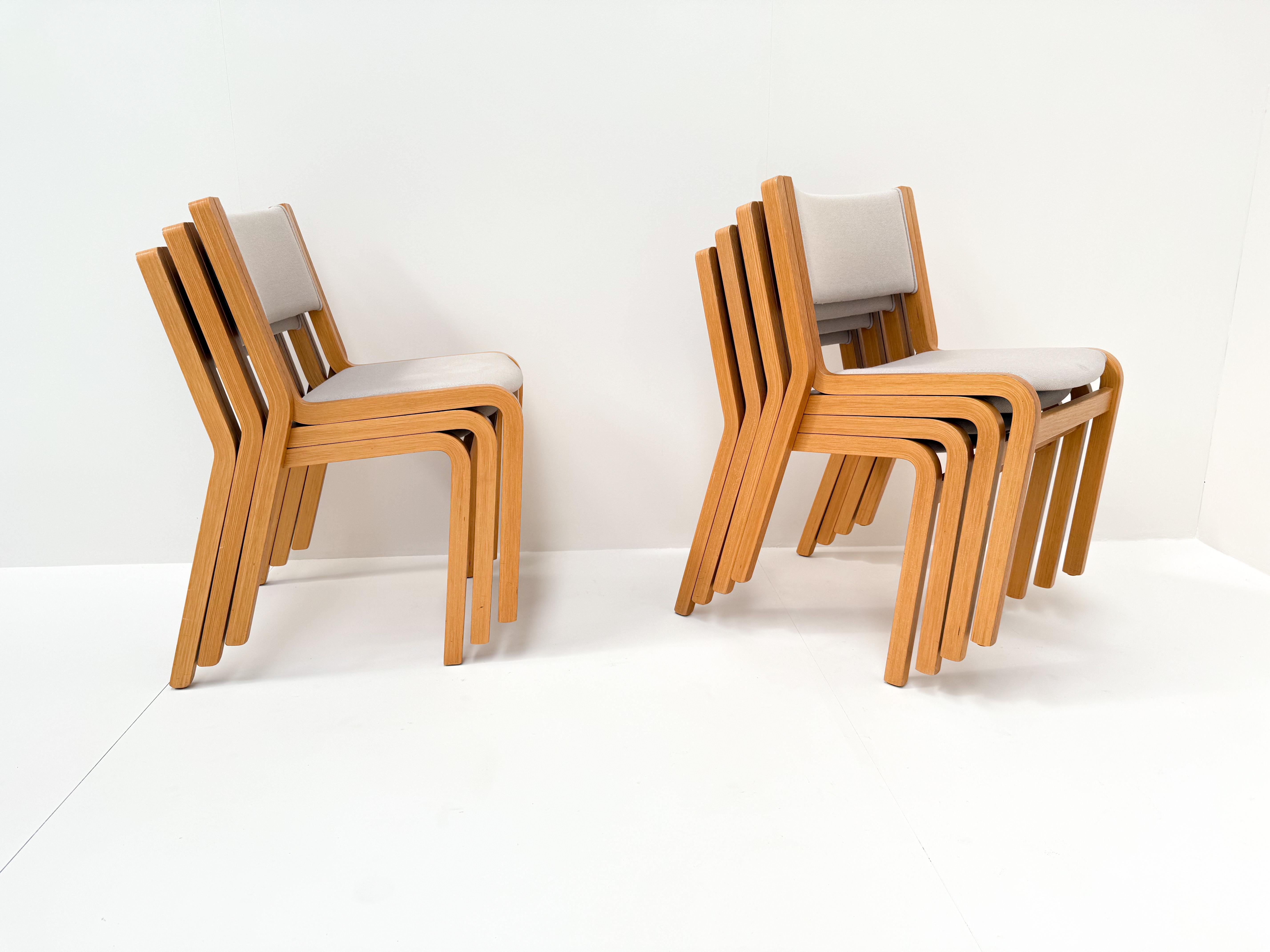 Juego de 8 sillas apilables danesas modernas de madera curvada de haya, años 70 Europeo en venta