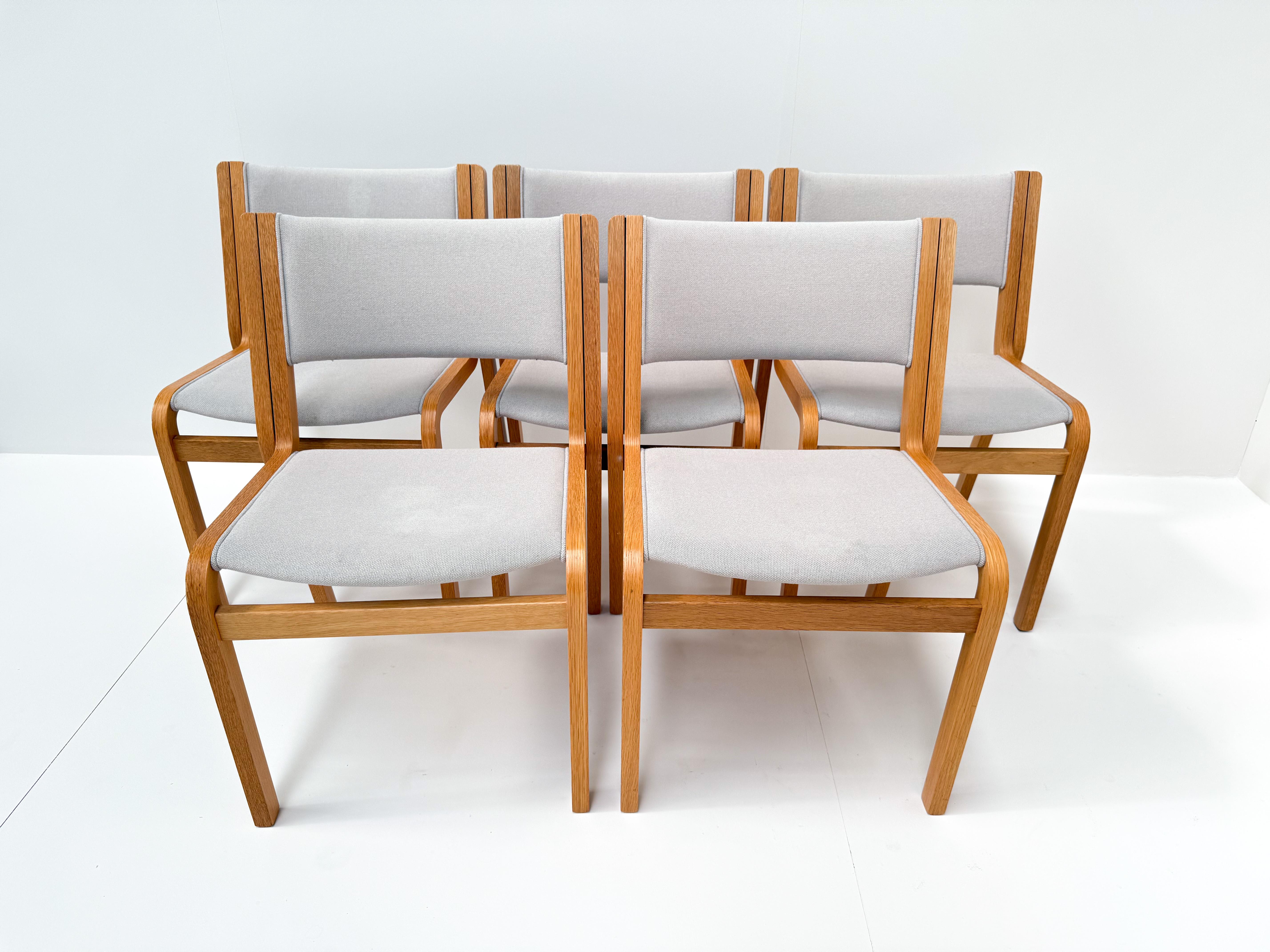 Juego de 8 sillas apilables danesas modernas de madera curvada de haya, años 70 en Bueno estado para la venta en BERKEL EN RODENRIJS, NL