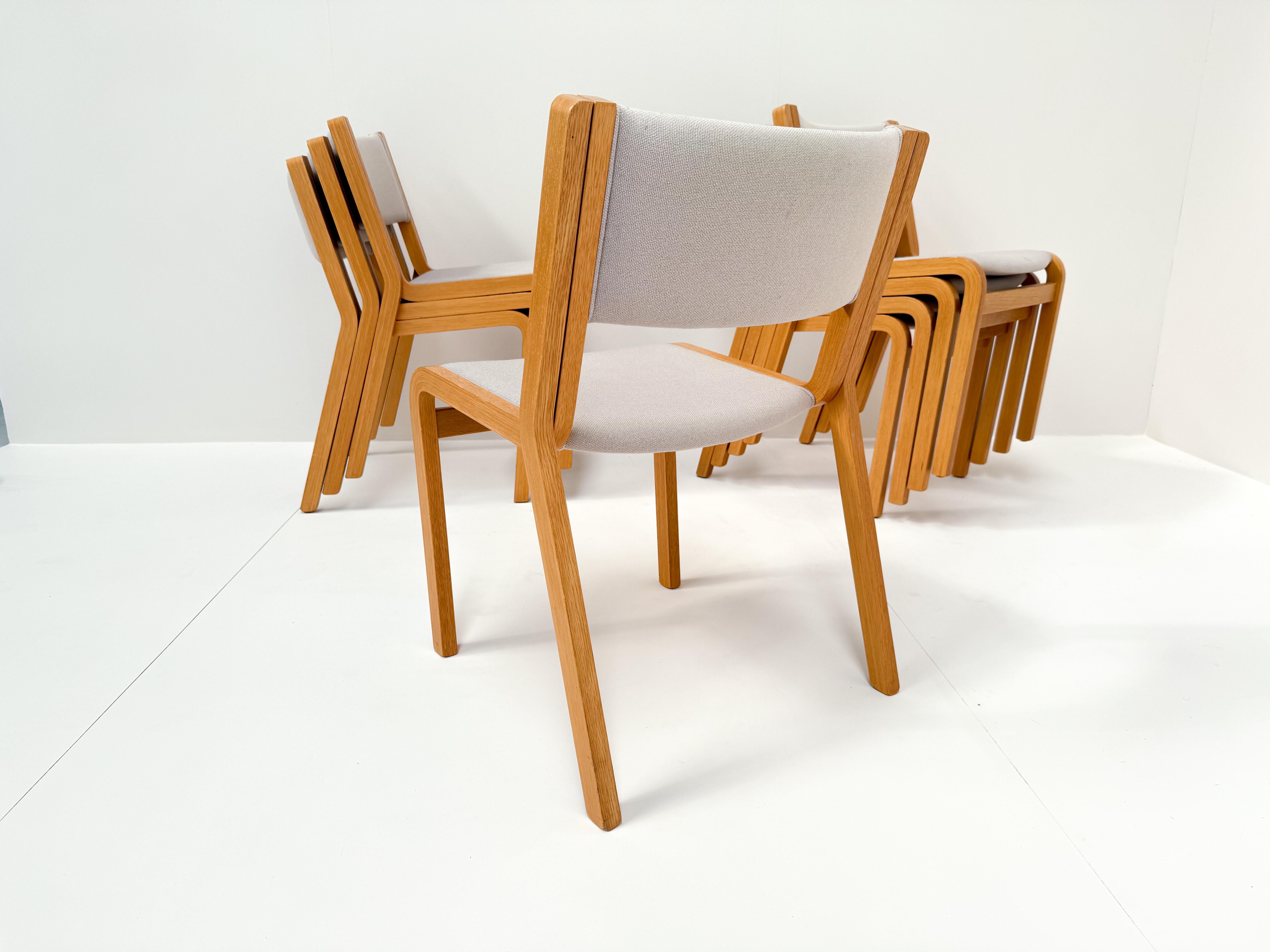 Juego de 8 sillas apilables danesas modernas de madera curvada de haya, años 70 Textil en venta