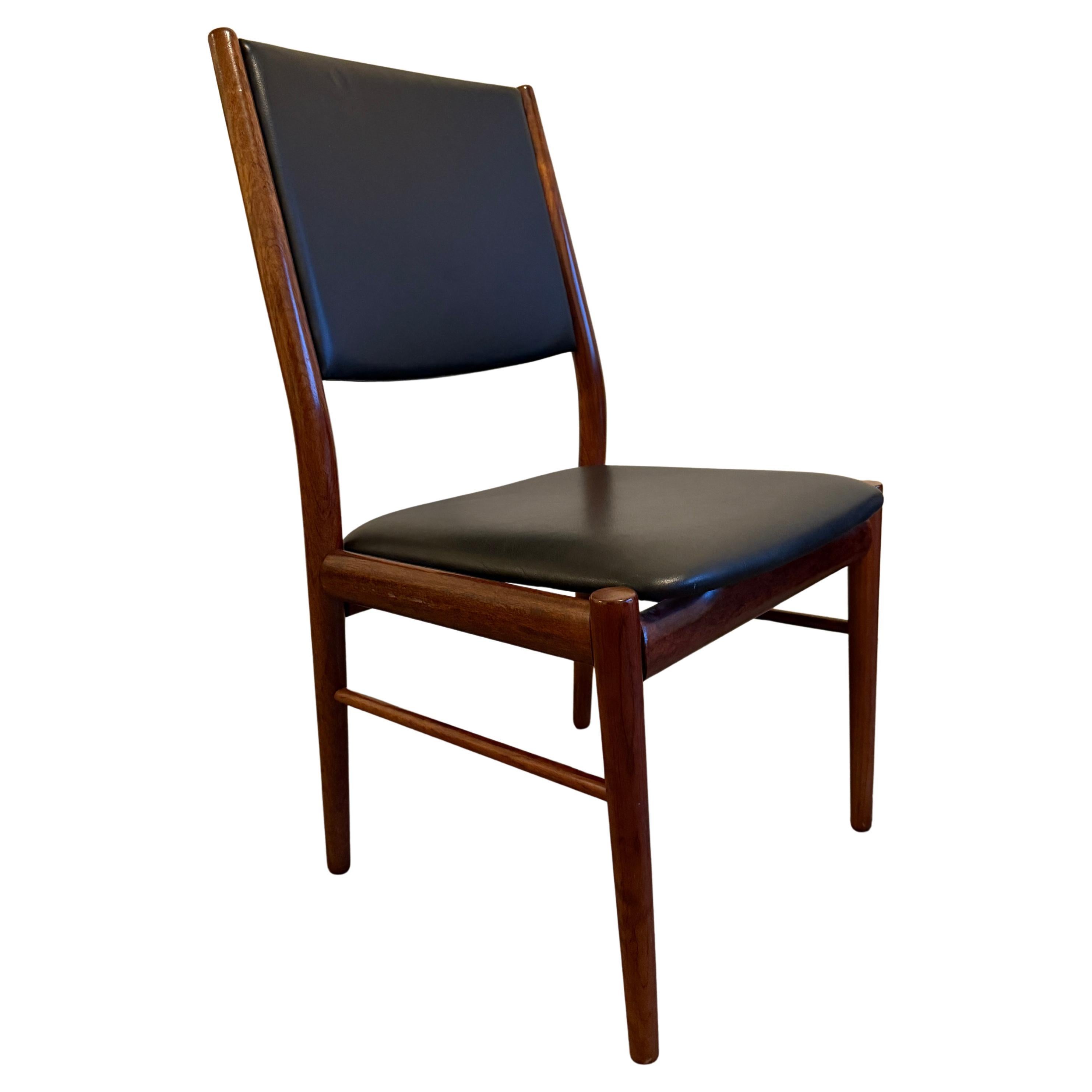 Set of 8 danish modern black leather rosewood dining chairs In Good Condition In BROOKLYN, NY