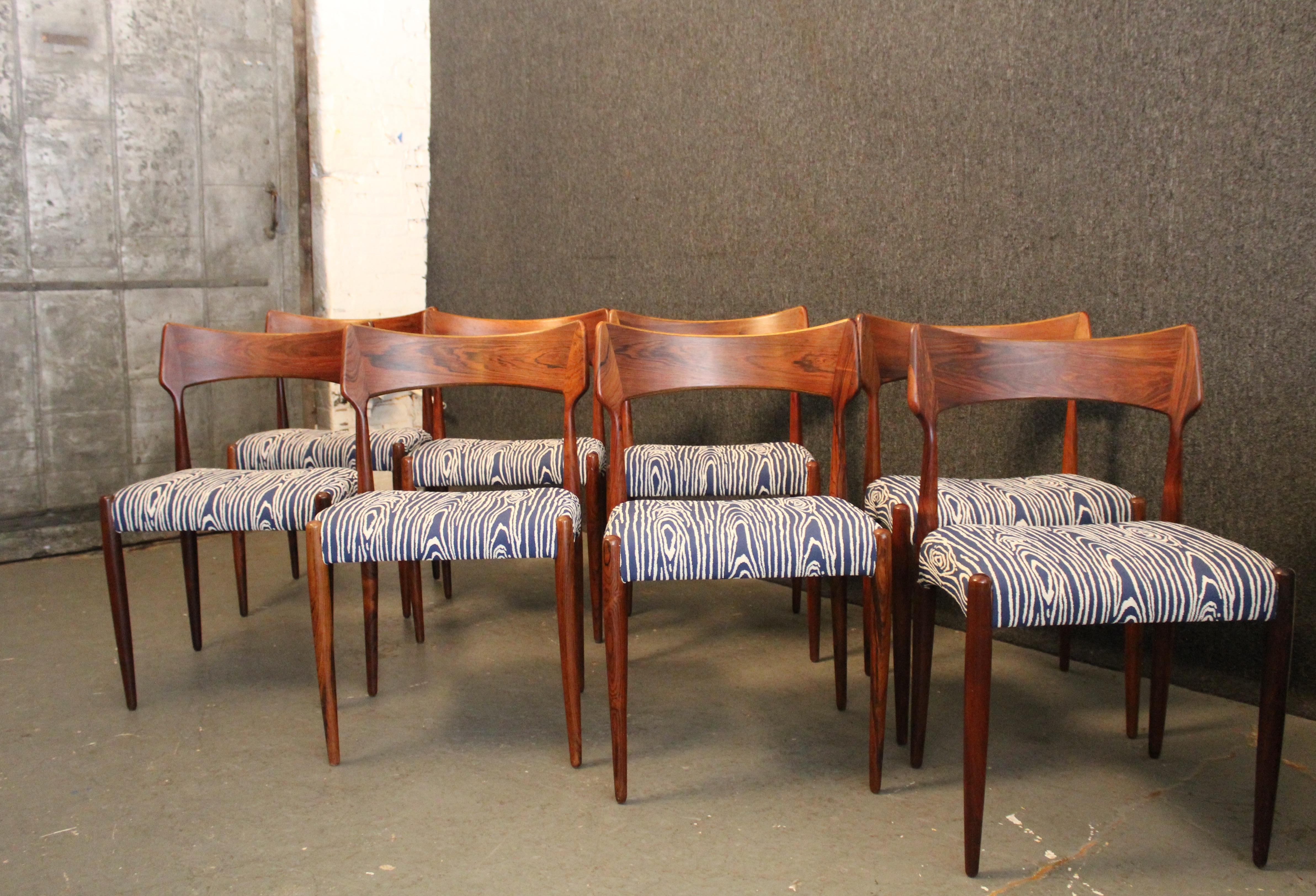 Diese exquisiten Palisander-Esszimmerstühle der dänischen Möbelmanufaktur Bernhard Pedersen & Son stehen für den Geist der organischen Moderne. Mit einer wunderschön geschnitzten, gewölbten Rückenlehne aus Palisanderholz, die über gedrechselten,
