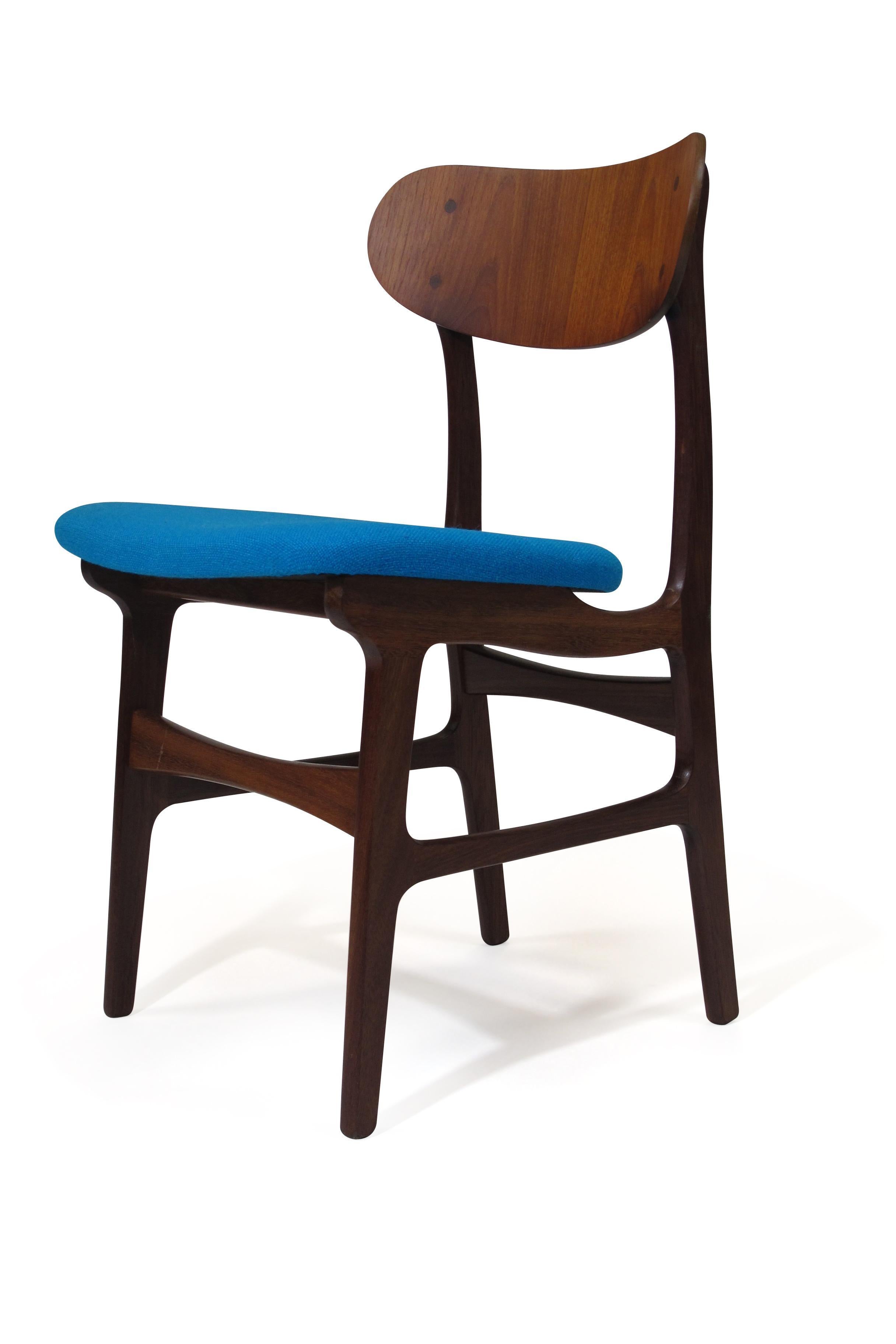 Eight midcentury Danish teak dining chairs with sculpted frames, topped off by bold and comfortable curved back supports. Chairs are newly upholstered in aqua blue wool. Finely restored. Measures: 19