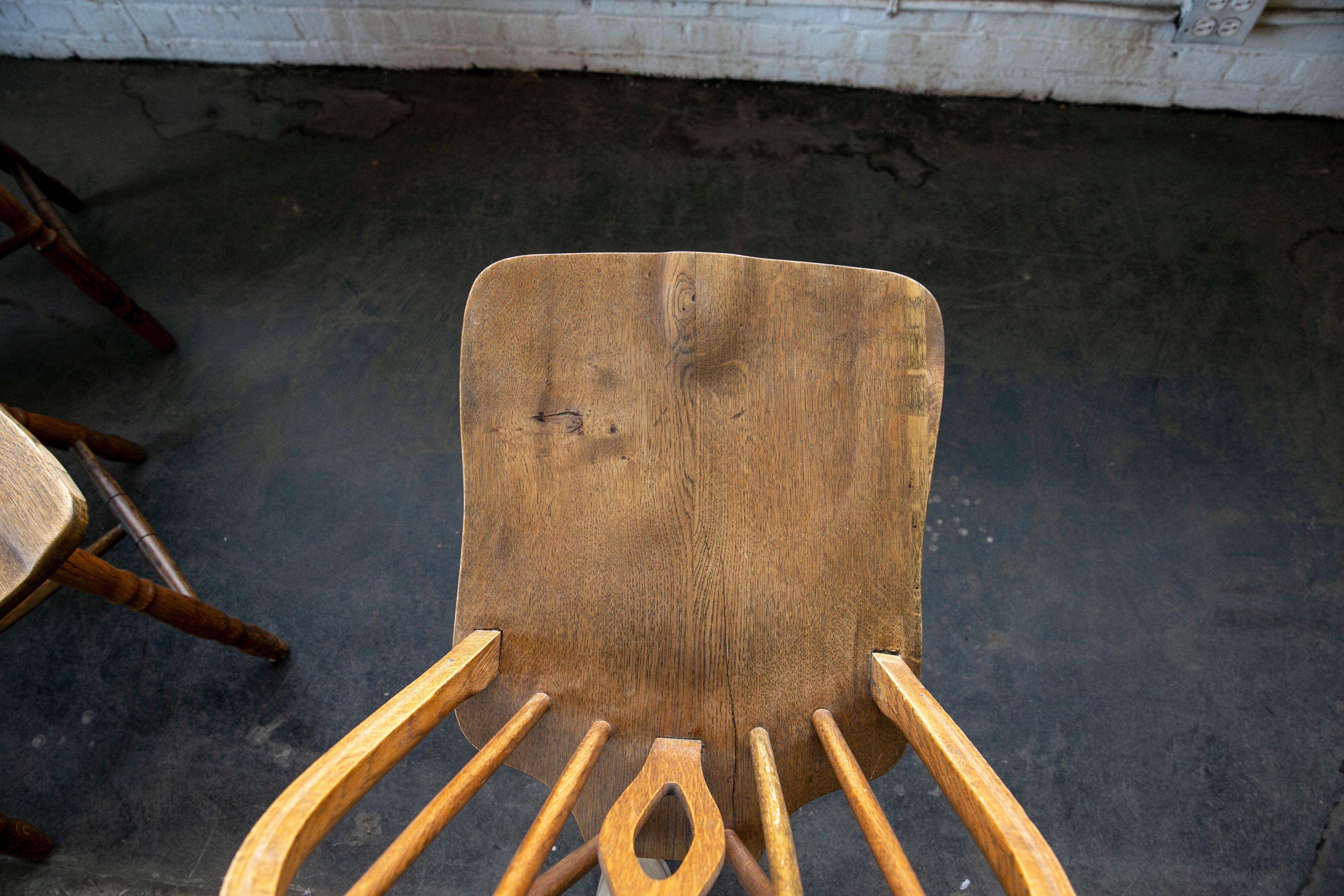 Juego de 8 sillas de comedor danesas estilo Windsor, principios o mediados del siglo XIX en roble teñido en venta 4