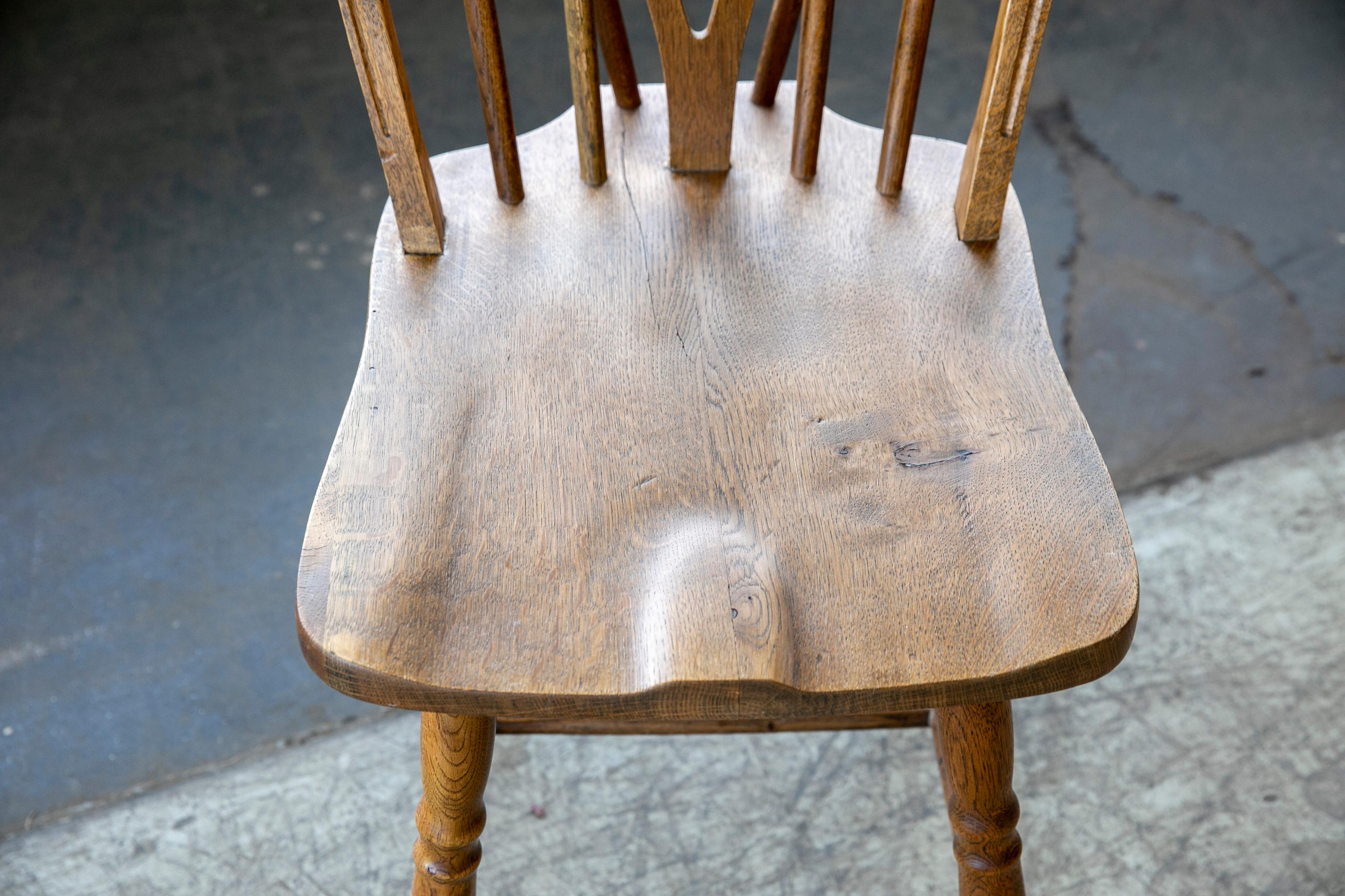 Metà XX secolo Set di 8 sedie da pranzo danesi in stile Windsor, inizio-metà del 1900, in Oak tinto in vendita