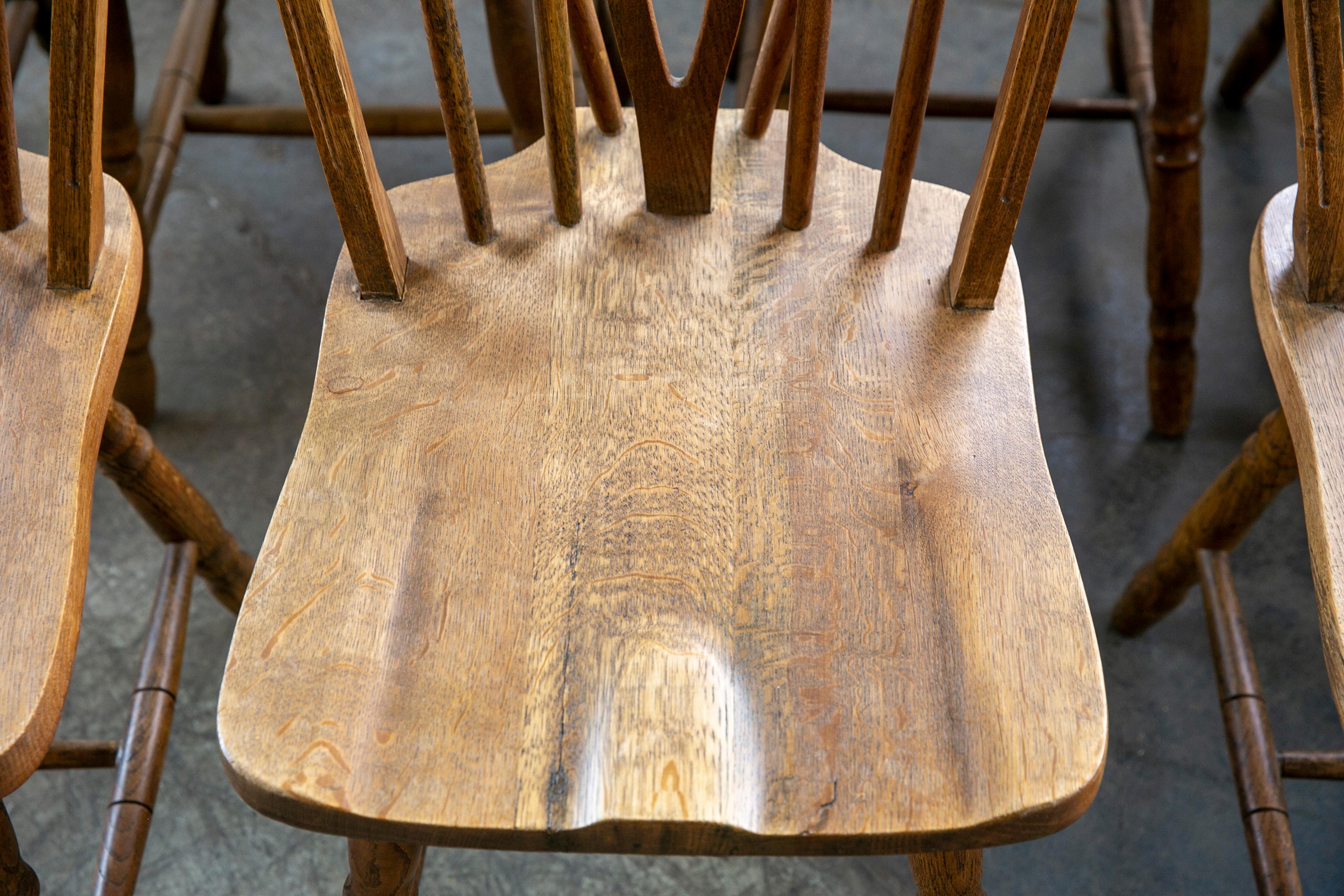Quercia Set di 8 sedie da pranzo danesi in stile Windsor, inizio-metà del 1900, in Oak tinto in vendita