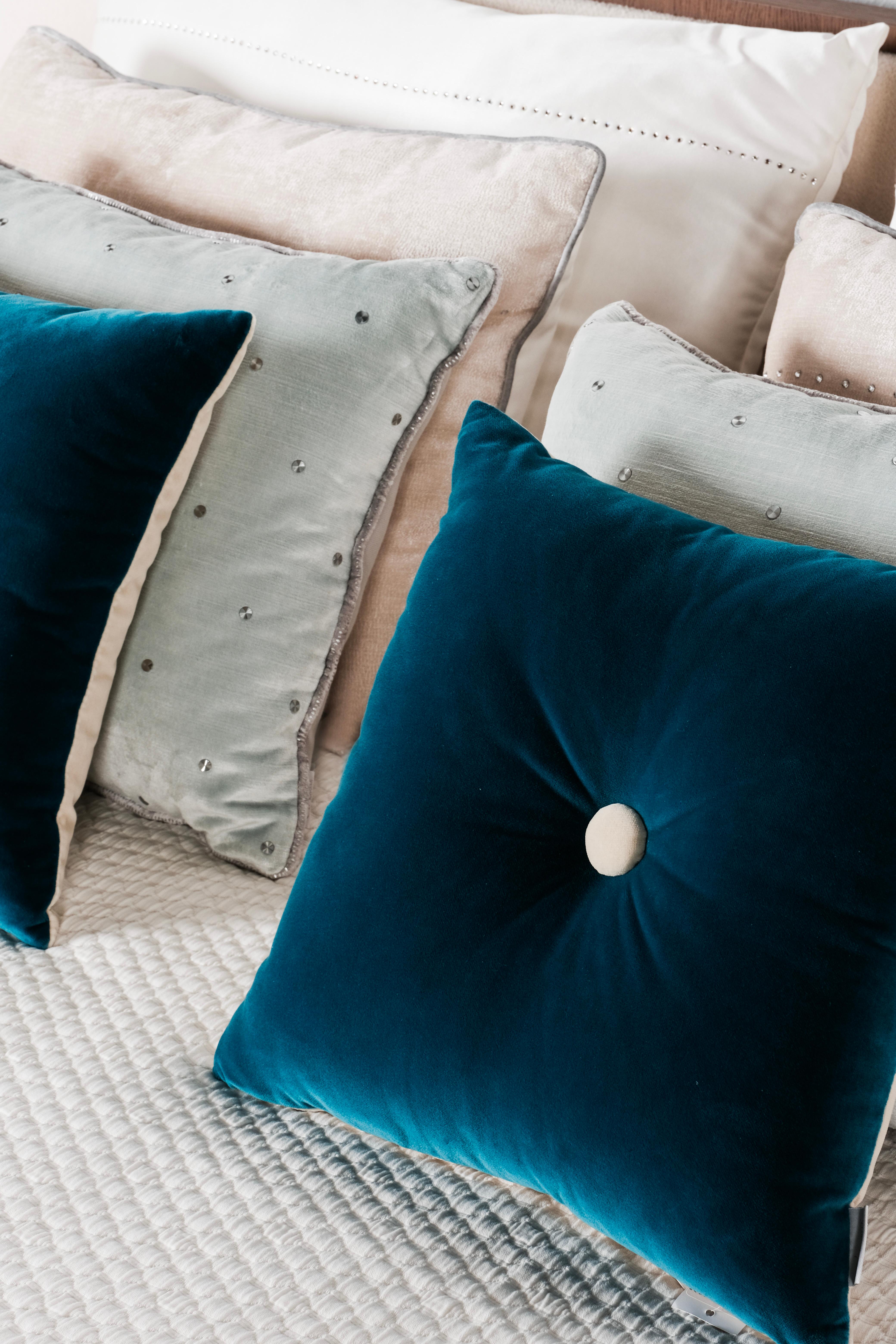 Hand-Crafted Set of 8 Decorative Pillows Pearl White Blue Swarovski by Lusitanus For Sale