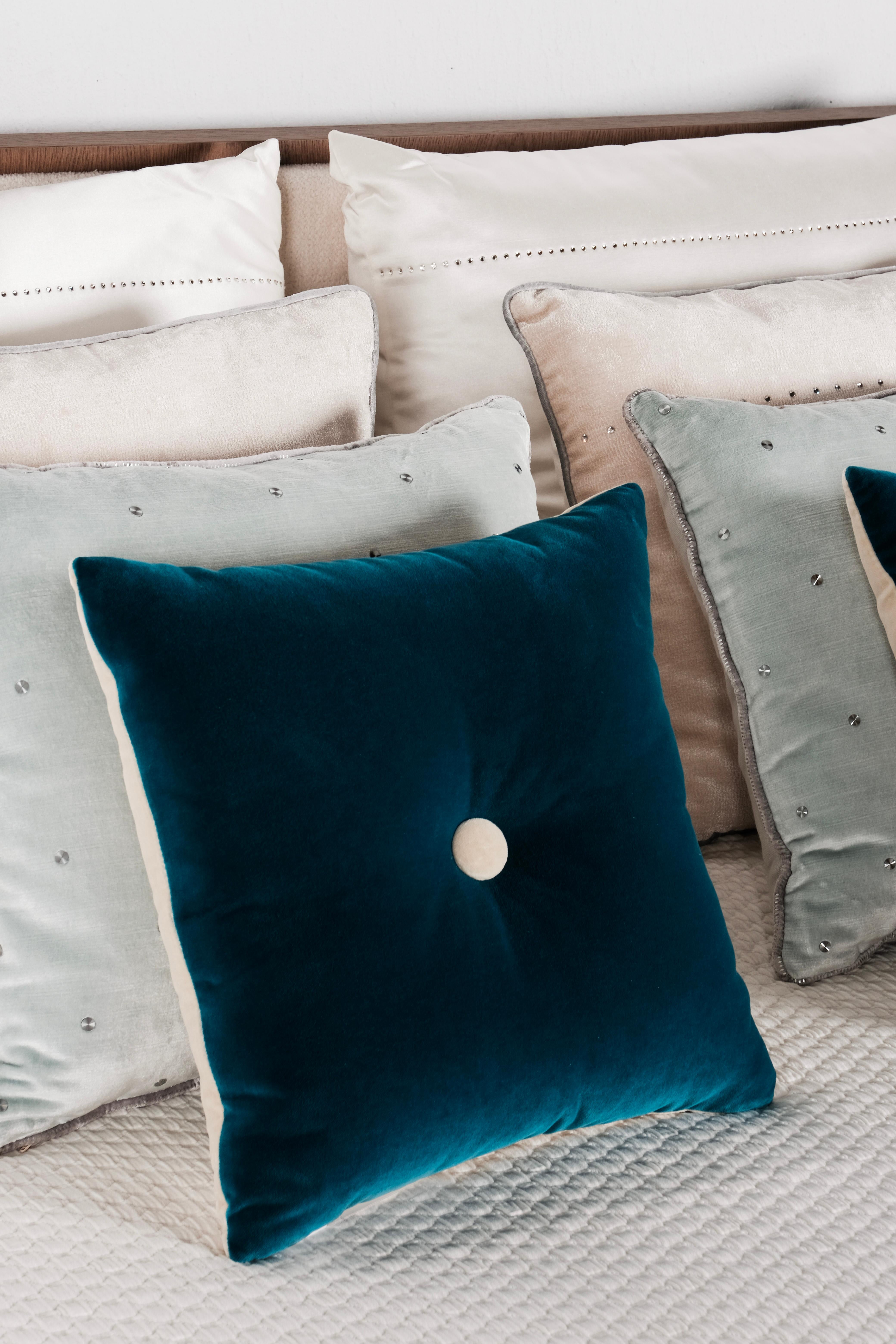 Set of 8 Decorative Pillows Pearl White Blue Swarovski by Lusitanus In New Condition For Sale In Lisboa, PT