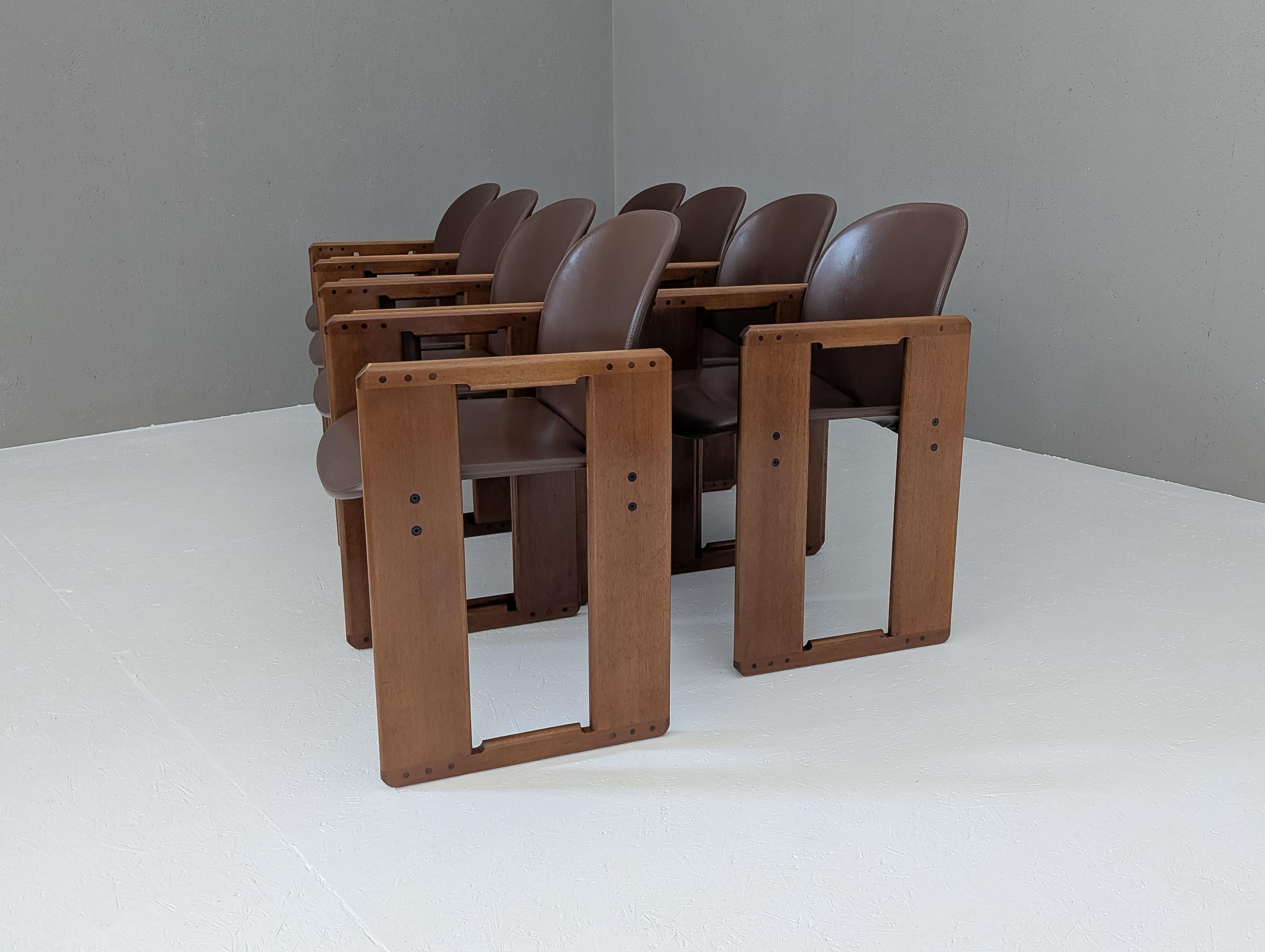 Der in den frühen 1970er Jahren von dem visionären Duo Afra und Tobia Scarpa entworfene Stuhl Dialogo ist eine Meisterleistung an stiller Komplexität. Dieses Achter-Set ist ein Beispiel für das Engagement des Paares für strukturelle Klarheit und