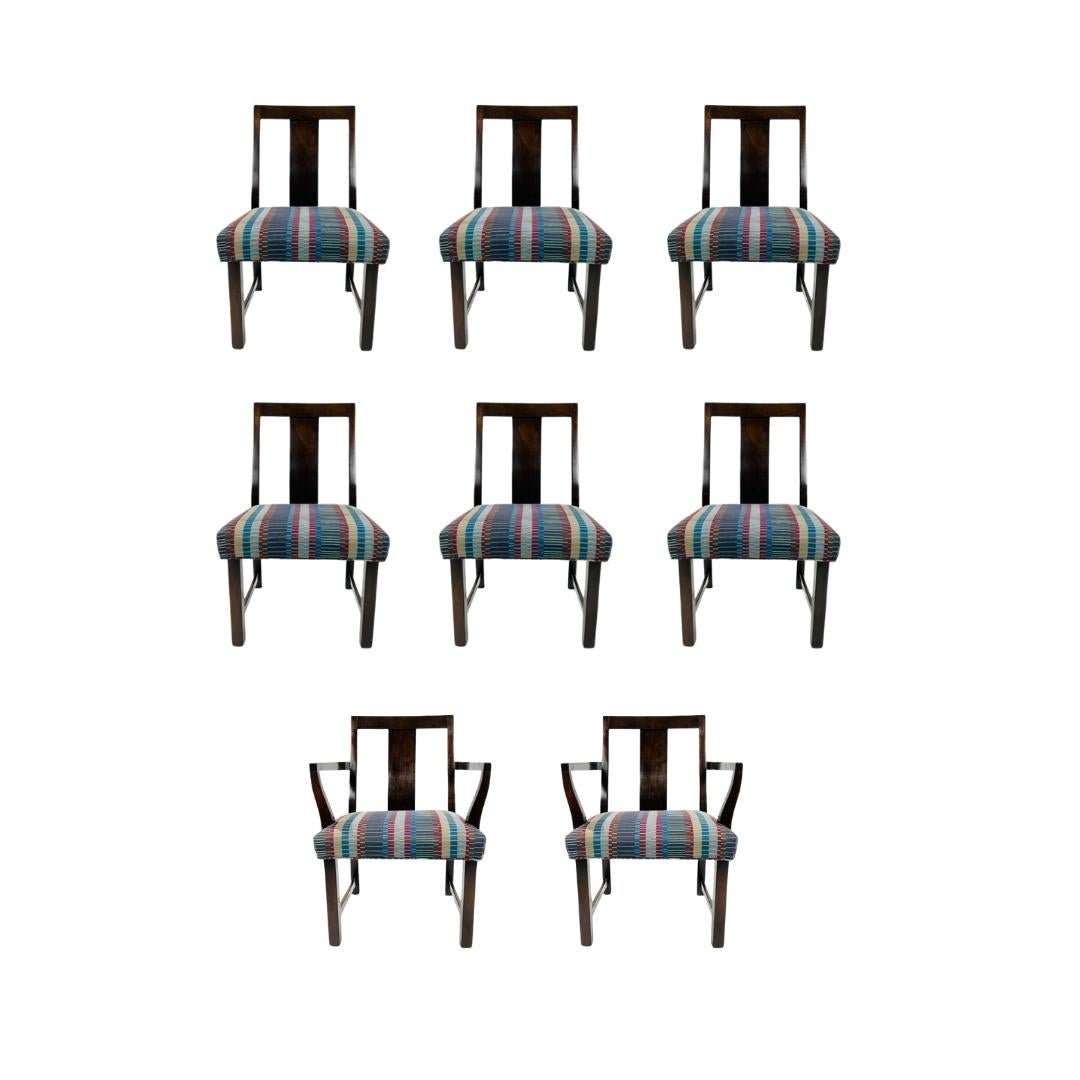 Set di 8 sedie da pranzo in mogano scuro disegnate da Edward Wormley per Dunbar. Due poltrone e sei sedie laterali compongono questo splendido set. Due sedie sono firmate Dunbar Brass D. Molto comode e pronte all'uso; si consiglia di rivestirle. Il