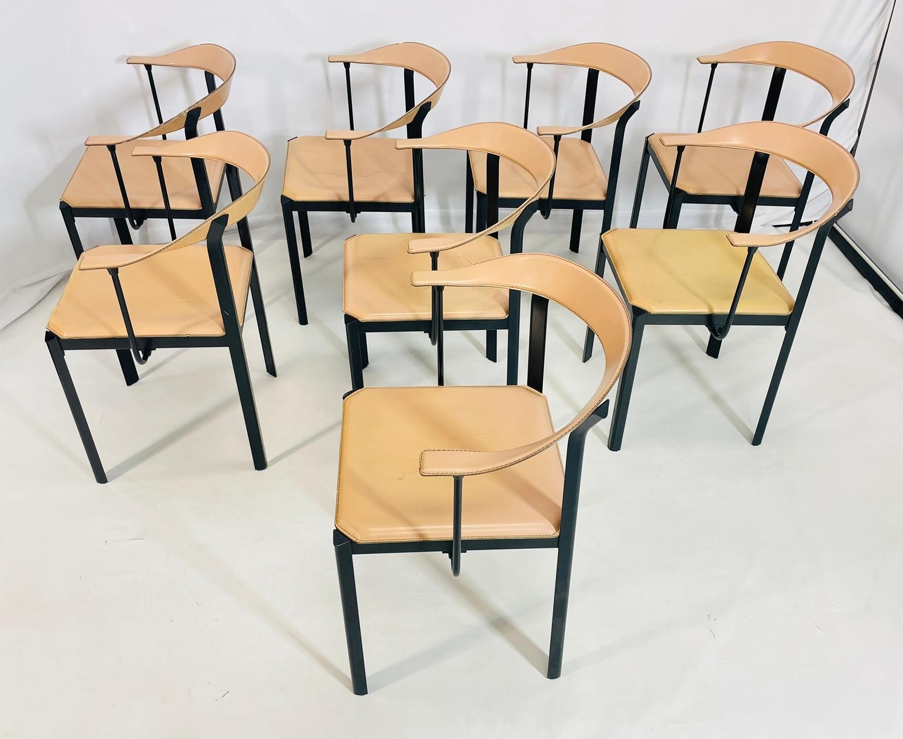 Set di 8 sedie da pranzo di Giancarlo Vegni per Fasem, realizzate in Italia negli anni Settanta. Ogni sedia è caratterizzata da un'elegante struttura in metallo nero, completata da braccioli e sedili in pelle splendidamente curvati, per un mix