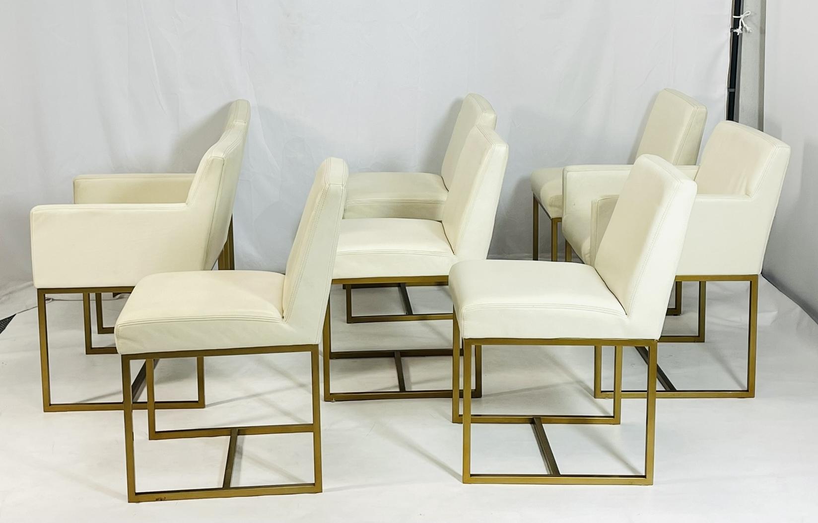 Set di 8 sedie da pranzo con struttura in pelle e ottone disegnate e prodotte da Restoration Hardware.

Il set è composto da 6 sedie laterali e 2 poltrone, tutte rivestite in pelle bianca.

Misure: 
Poltrone: 32,50 pollici di altezza x 23,50 pollici