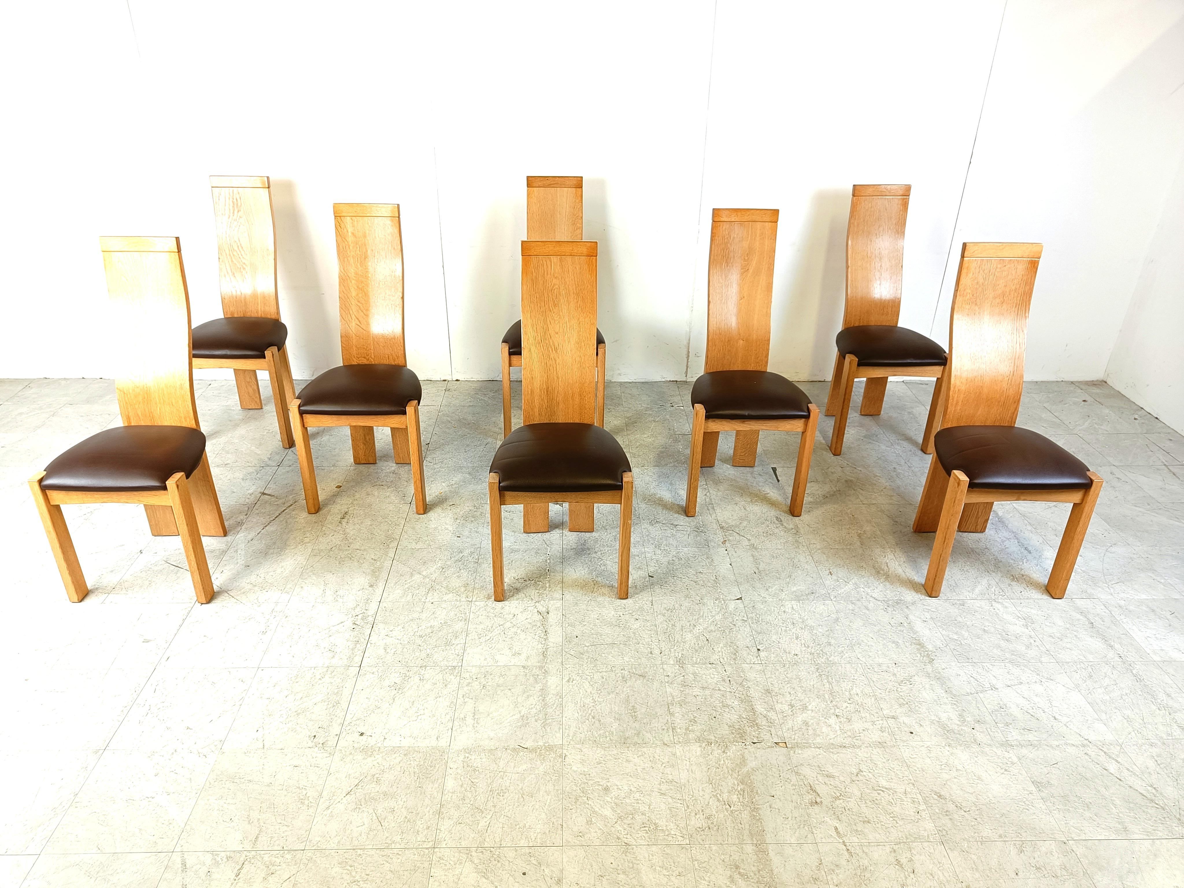 Elegant, sculptural high back dining chairs by Vanden Berghe Pauvers.

Beautiful timeless design with brown leather seats.

The chairs are in overal good condition.

1980s - Belgium

Dimensions:
Height: 108cm
Width x depth: 47cm
Seat height: