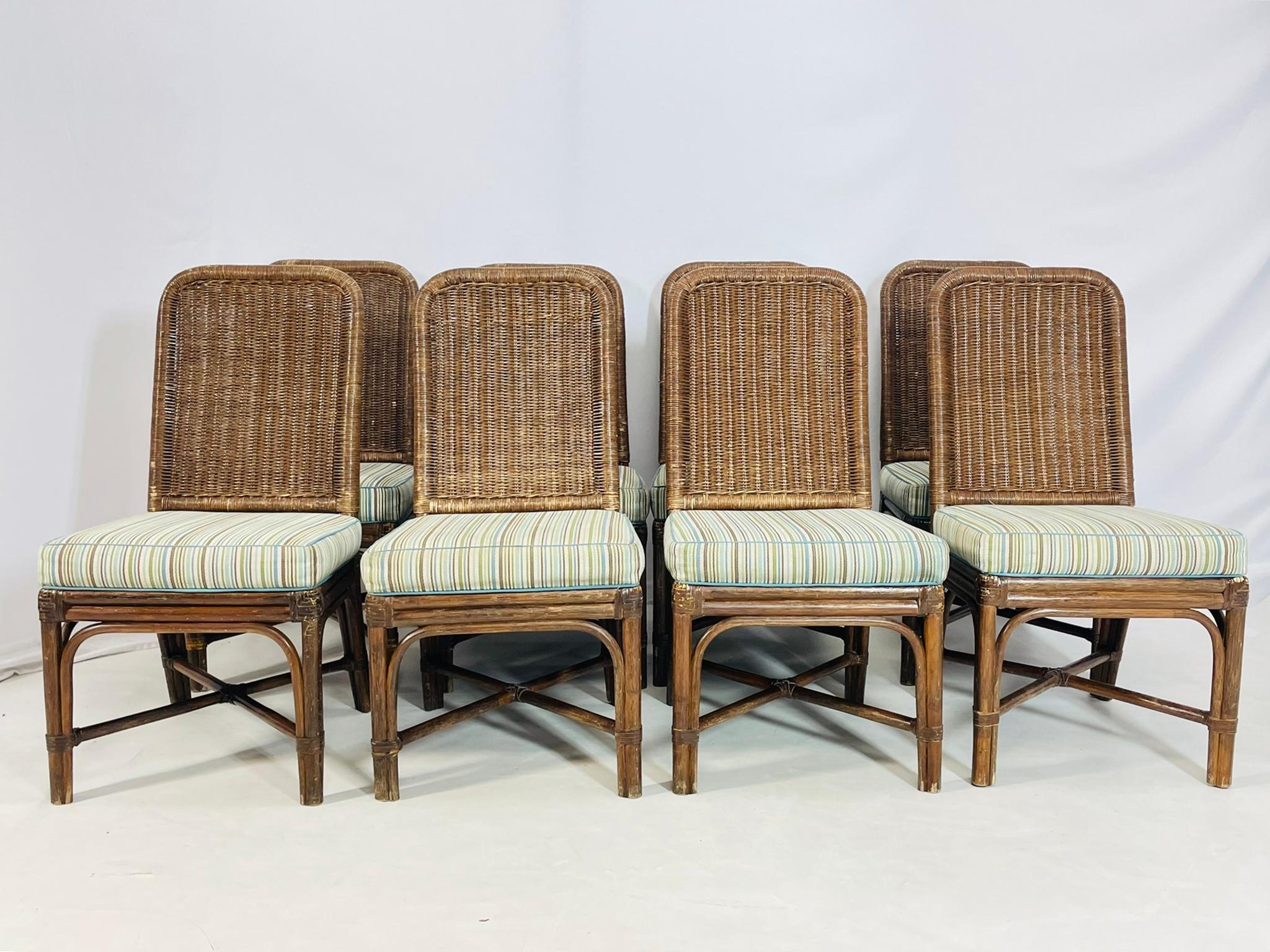 Set di 8 sedie da pranzo in rattan e whicker disegnate e prodotte a Los Angeles in California dall'azienda The Fong Brothers.

I pezzi sono molto comodi, possono essere utilizzati sia all'interno che all'esterno.

Misure: 35,75 pollici di altezza x