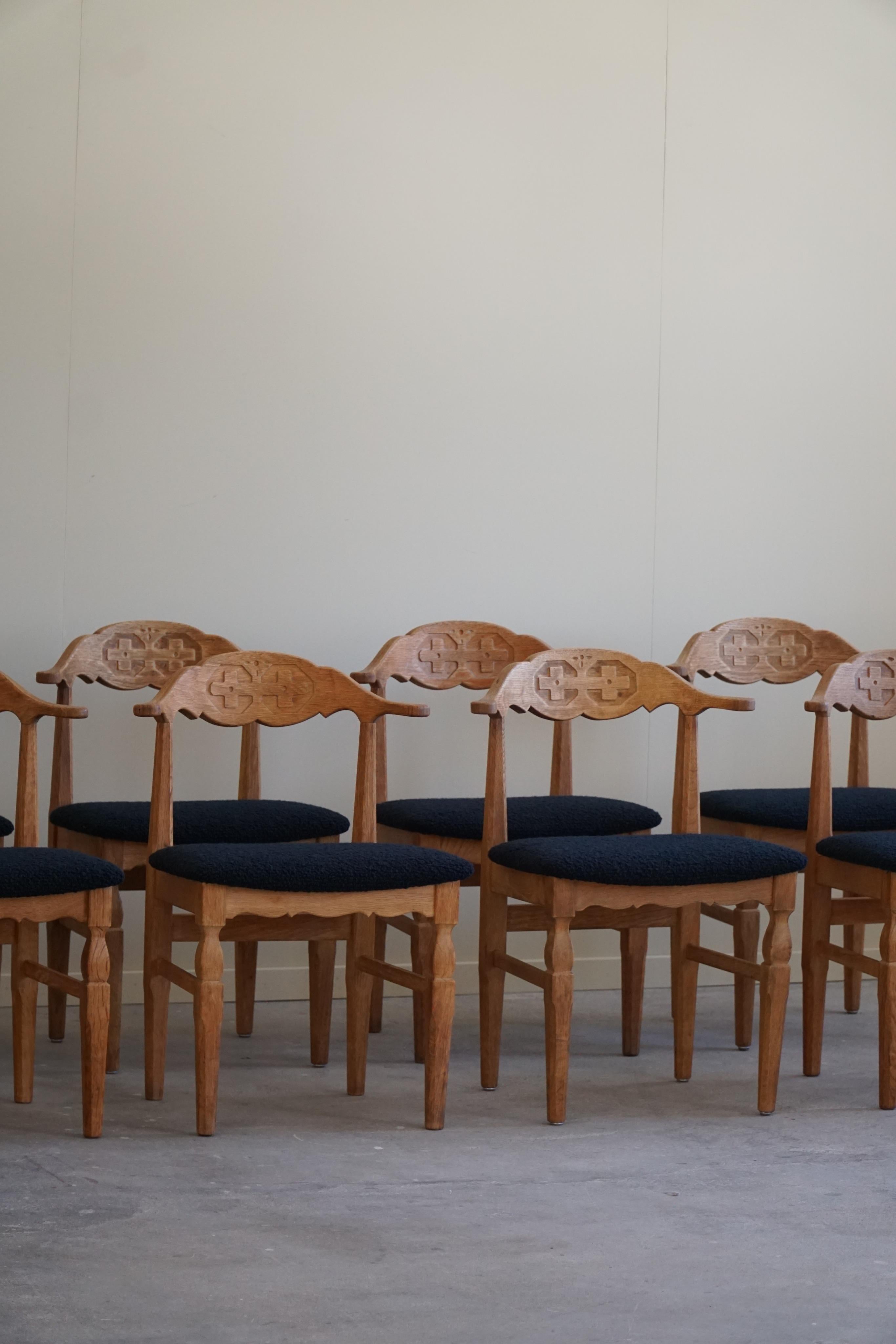 Such a magnificent set of 8 dining chairs in oak, seats reupholstered in great quality coal bouclé.
Designed by Henning Kjærnulf for E.G. Møbler - circa 1960s.

The overall impression of these midcentury chairs are really good.
This set will