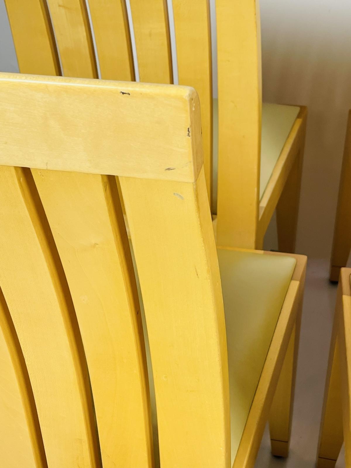 Satz von 8 Esszimmerstühlen aus blondem Holz und Lederpolsterung. im Angebot 4