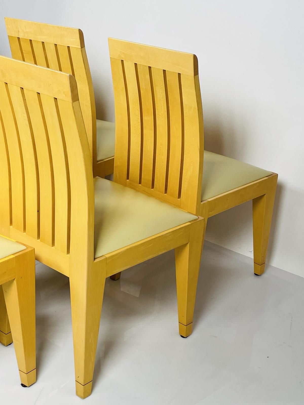 Satz von 8 Esszimmerstühlen aus blondem Holz und Lederpolsterung. im Angebot 5