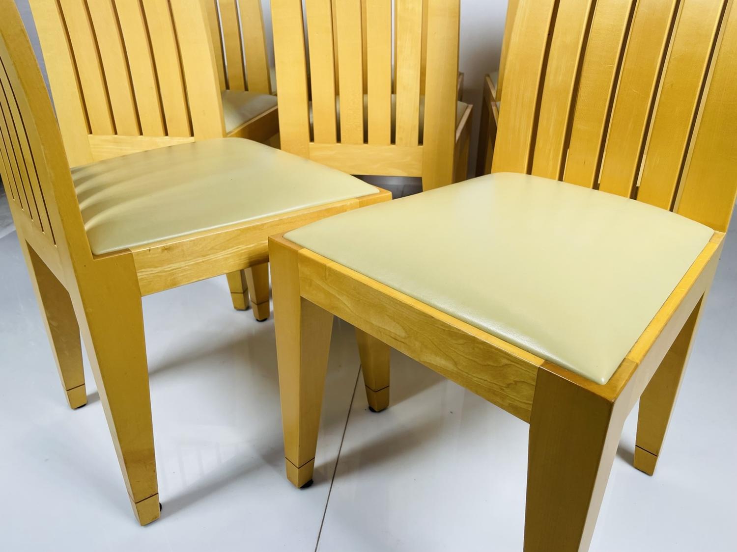 Ensemble de 8 chaises de salle à manger en bois blond et tapissées de cuir. en vente 6