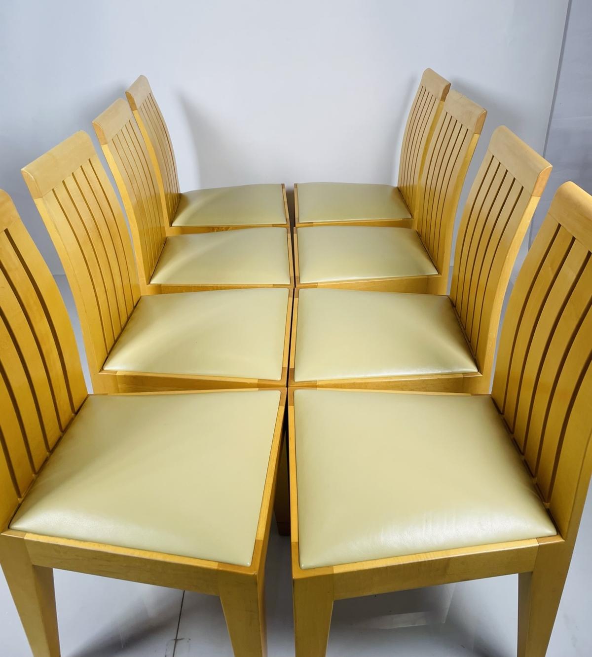 Satz von 8 Esszimmerstühlen aus blondem Holz und Lederpolsterung. im Angebot 8