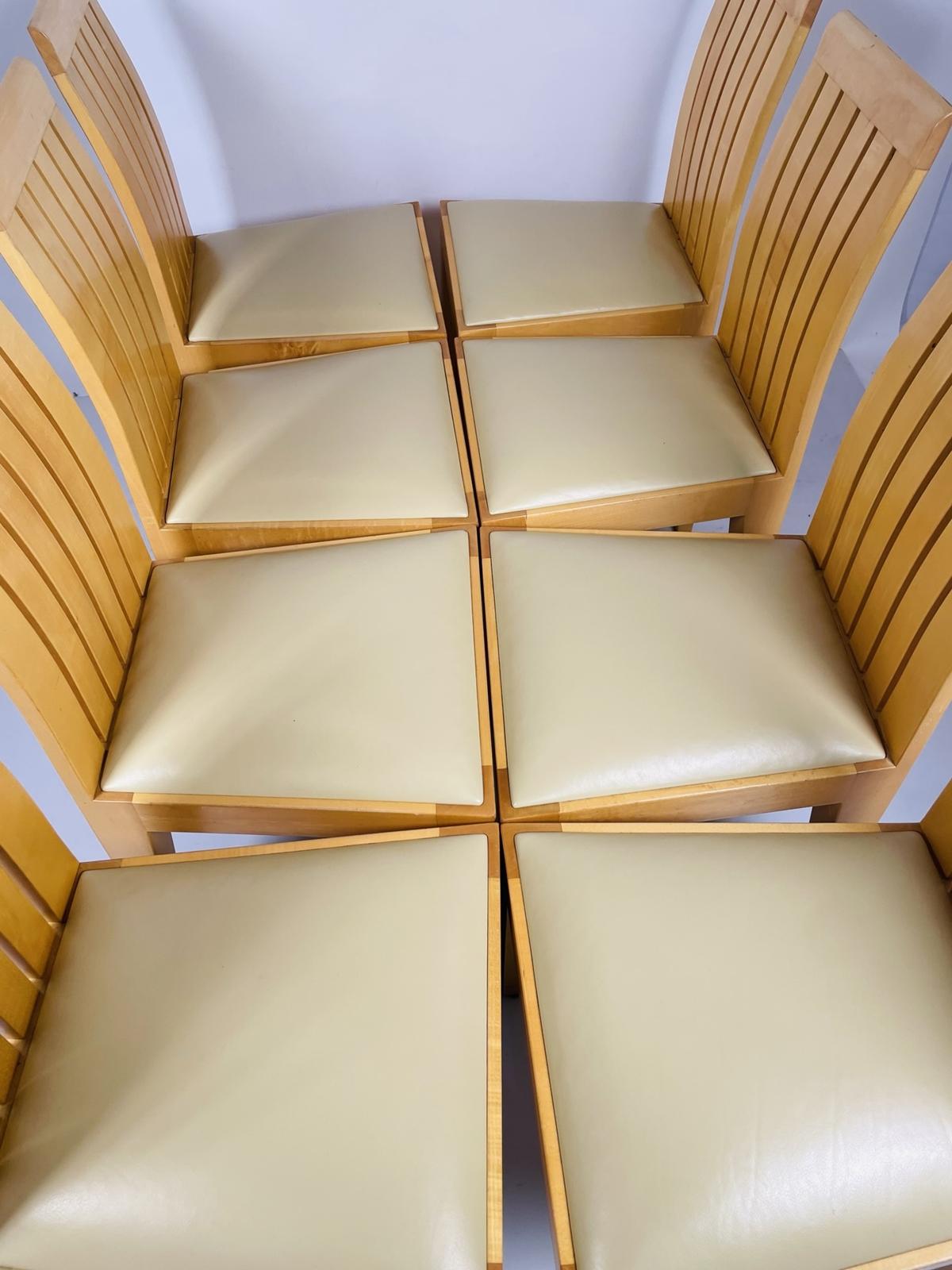 Satz von 8 Esszimmerstühlen aus blondem Holz und Lederpolsterung. im Angebot 9