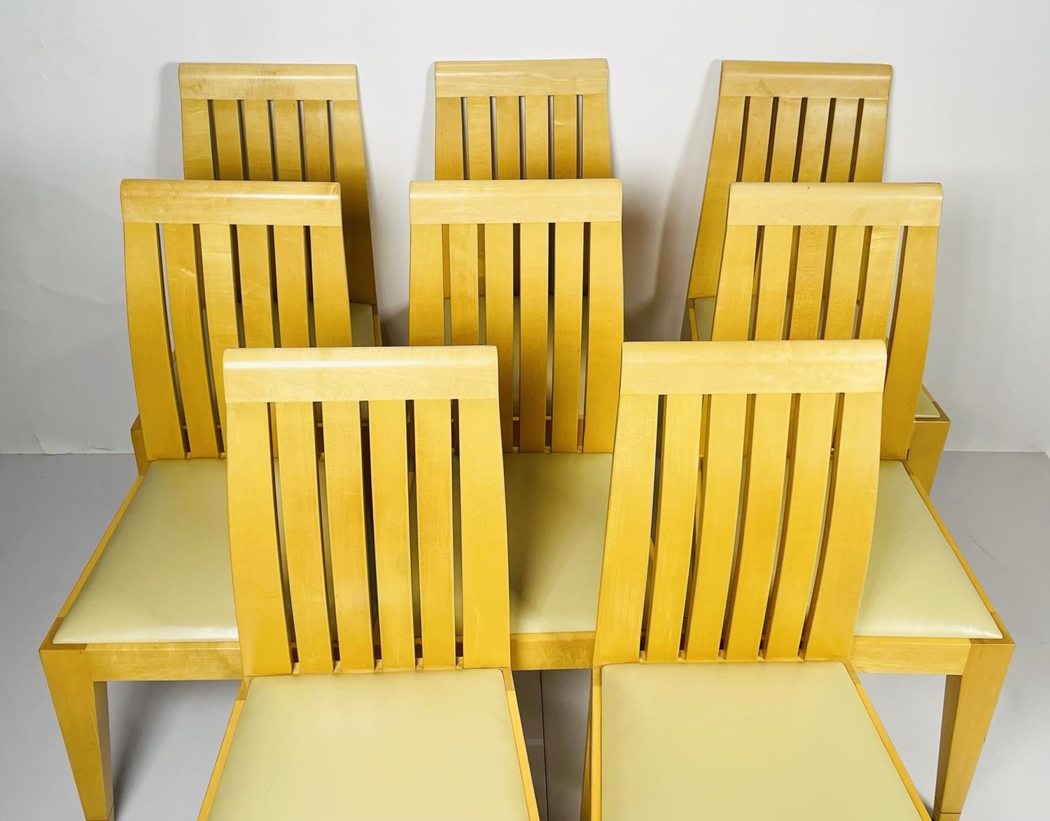 Satz von 8 Esszimmerstühlen aus blondem Holz und Lederpolsterung. im Angebot 10