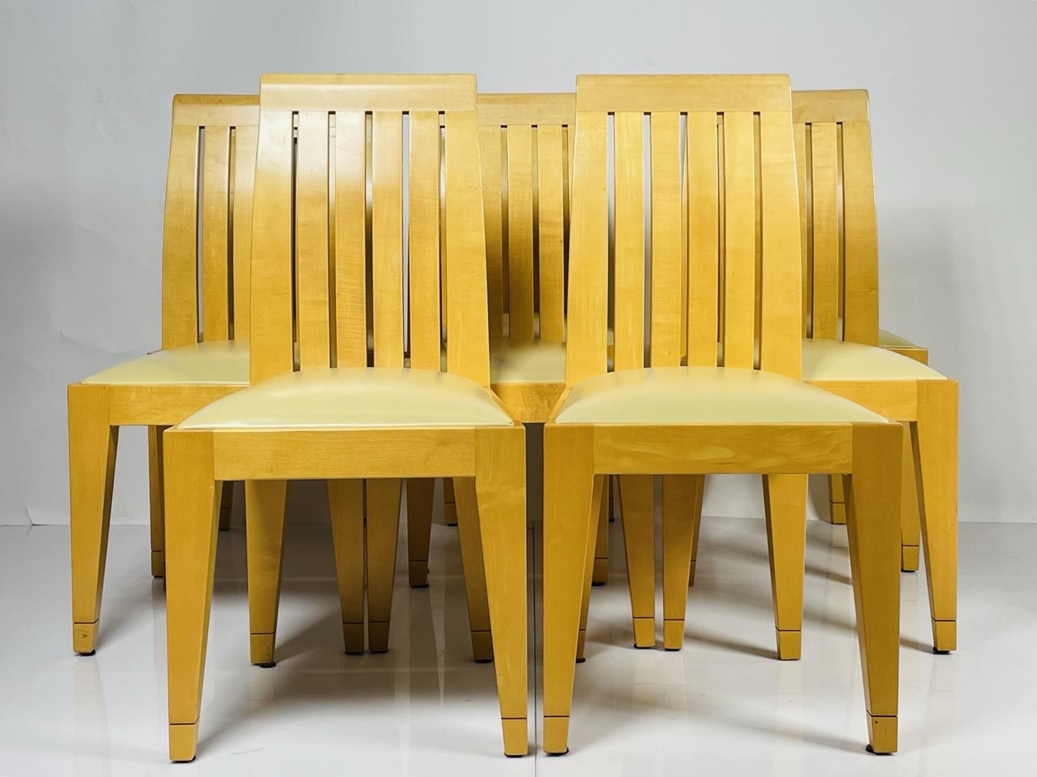 Satz von 8 Esszimmerstühlen aus blondem Holz und Lederpolsterung -
 Diese Stühle sind die perfekte Ergänzung für Ihre Esszimmermöbel-Kollektion! Aus Massivholz gefertigt, bieten diese Stühle ein schickes und stilvolles Design, das sich nahtlos in