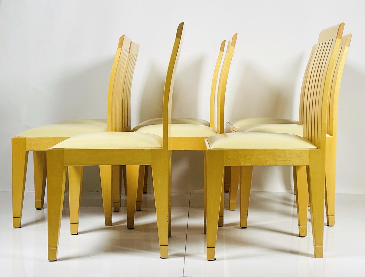 Art déco Ensemble de 8 chaises de salle à manger en bois blond et tapissées de cuir. en vente