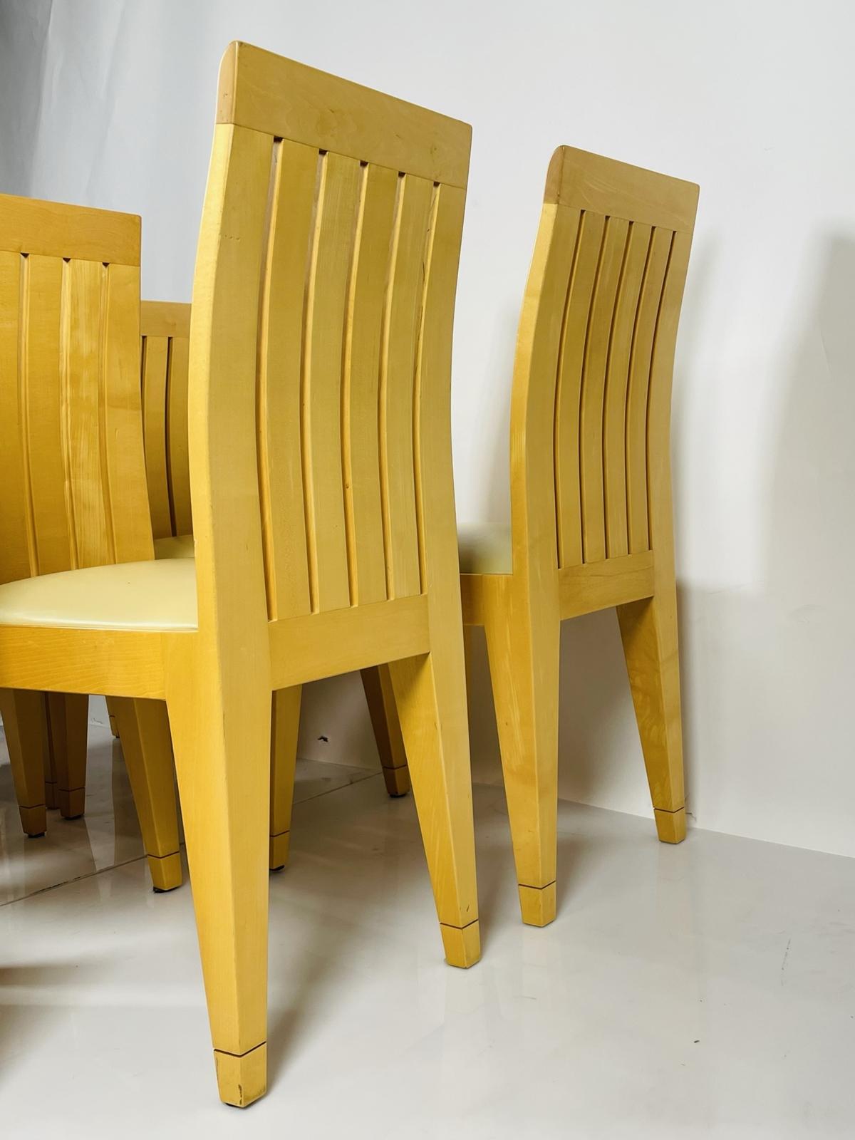 Satz von 8 Esszimmerstühlen aus blondem Holz und Lederpolsterung. (amerikanisch) im Angebot