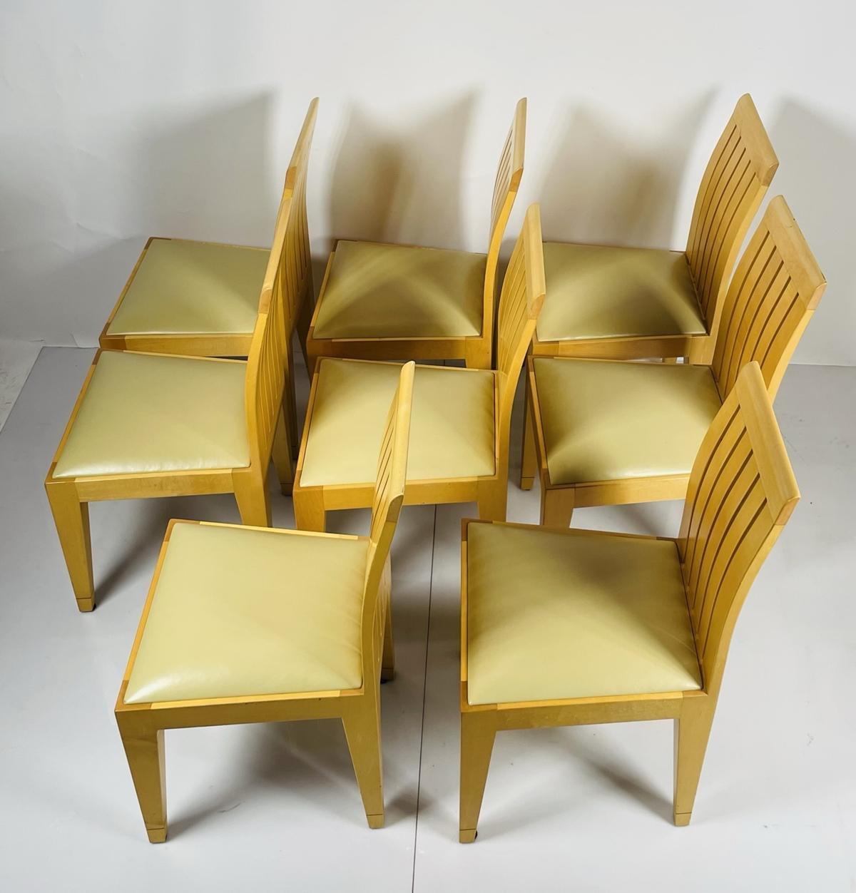 Ensemble de 8 chaises de salle à manger en bois blond et tapissées de cuir. Bon état - En vente à Los Angeles, CA